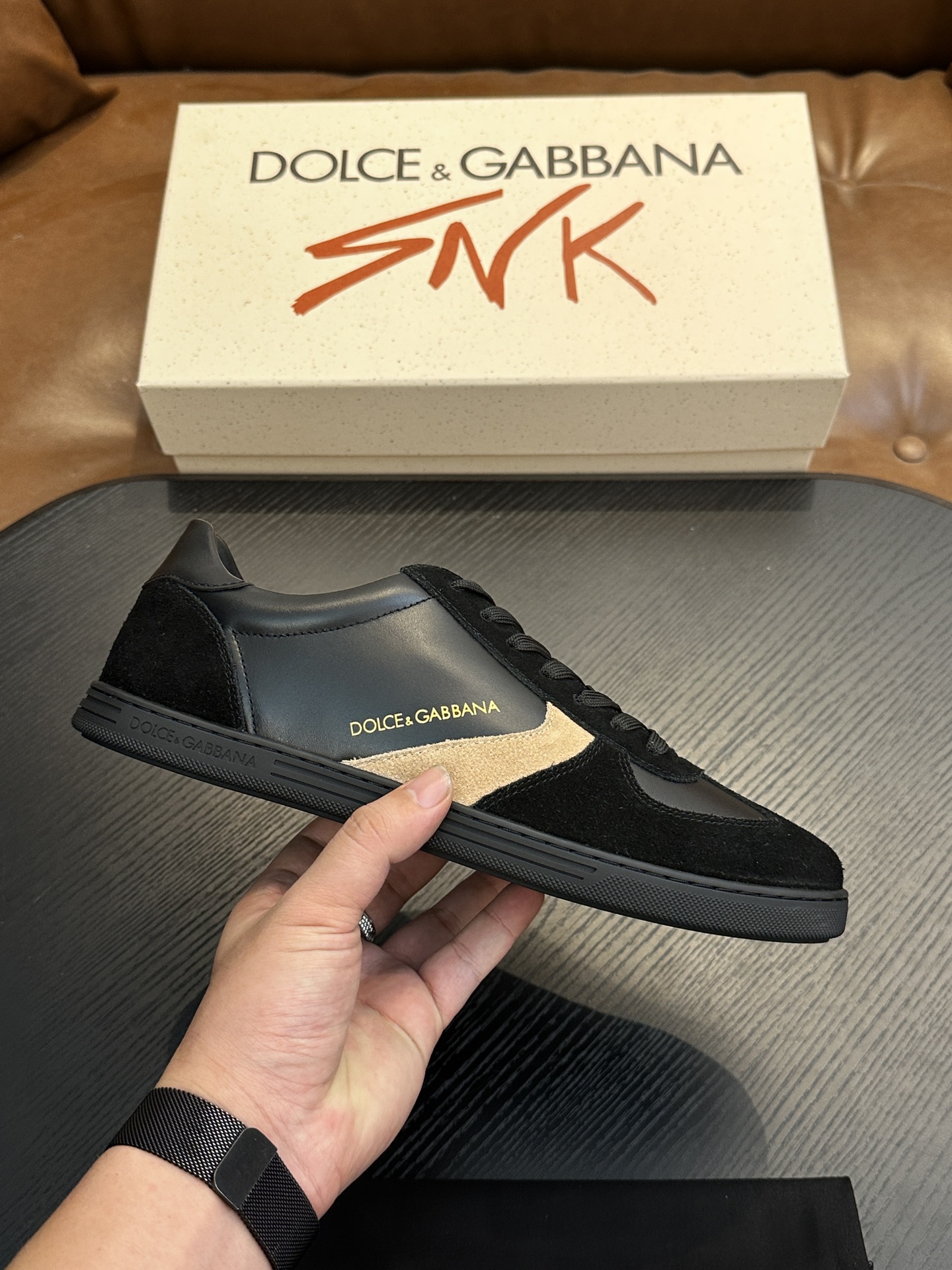 NO:532306,Dolce&Gabbana DG Cushion Calfskin low top sneakers This sneaker is made of imported calfskin, contrasting trim, round toe, front lace-up, foamed outsole, insole with logo. Size 39-44, custom-made (38, 45, 46, 47), DG casual shoes, Dolce&Gabbana, sneakers, cowhide19860909Dolce&Gabbana DG Cushion 小牛皮低帮运动鞋 本款运动鞋采用进口小牛皮、对比边饰、圆头、正面系带、发泡大底、鞋垫饰有标志. 码数39-44,定（38,45,46,47定做）,DG休闲鞋,Dolce&Gabbana,sneakers,cowhide,Men's shoes