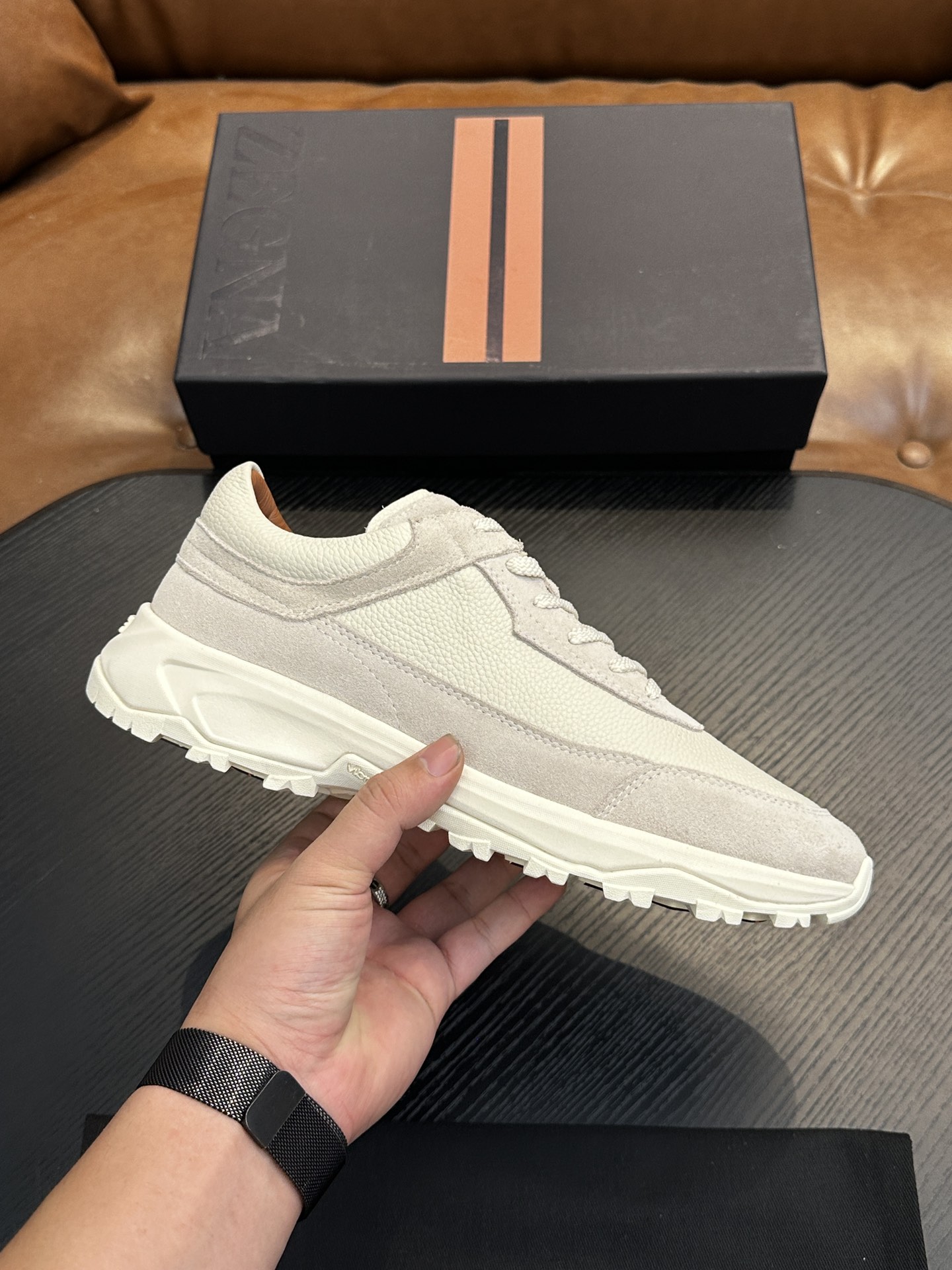 NO:532864,1994 new series ZEGNA men's suede Triple StitchMonte luxury casual shoes The latest catwalk official website synchronizes PRODUCT INFORMATIONMONTE (MN·TE) means 'mountain' in Italian. It is inspired by the boulevard trails in the Oasis of Zenia. TRIPLE STITCHT Monte luxury casual shoes aim to hike and are a good companion when traveling out at any time of the year. The shoes are versatile low-top styles, embellished with three-cross details inspired by the hand-stitched stitched thread of Zenia jacket, and are also equipped with innovations that can provide greater friction during outdoor activities!  Zenia's famous tailored series of handmade triple stitching design, which has strong grip and ensures safety. The fabric is made of high-quality suede splicing and fashionable. The lightweight foam and Vibrate special rubber bottom combination is very light on the upper foot; the large bottom and palm are equipped with anti-slip pieces, which are cold-resistant, anti-slip, and have strong grip!  Suitable for daily wear, sports hiking outdoors!  Khaki leather shoes size: 39/40/41/42/43/44 [45 can be customized] Original box packaging + dust bag C5256060, zegna, jackets & coats, chamois leather198609091994全新系列ZEGNA杰尼亚男鞋绒面革 Triple StitchMonte奢华休闲鞋 最新走秀款官网同步 PRODUCT INFORMATIONMONTE (MN·TE)在意大利语中意为“高山”.其灵感源自杰尼亚绿洲中的林荫小径.TRIPLE STITCHT Monte奢华休闲鞋以徒步旅行为目标,是全年之内任何时节外出旅行时的良伴.鞋履采用百搭的低帮款式,点缀灵感源自杰尼亚夹克手工缝线的三交叉细节,同时配备能够在户外活动时提供更大摩擦力的创新！ 杰尼亚著名精裁系列手工三重缝线设计,强大的抓地力,确保安全性.面料采用优质麂皮拼接时尚潮流.轻质发泡和Vibrate专用橡胶底组合,上脚非常轻便；大底底掌加用防滑片,耐寒、防滑,抓地性强！适用于日常穿搭、运动徒步户外！ 卡其色 皮鞋码数:39/40/41/42/43/44【45可定做】原盒包装+防尘袋 C5256060,,zegna,jackets & coats,chamois leather,Men's shoes