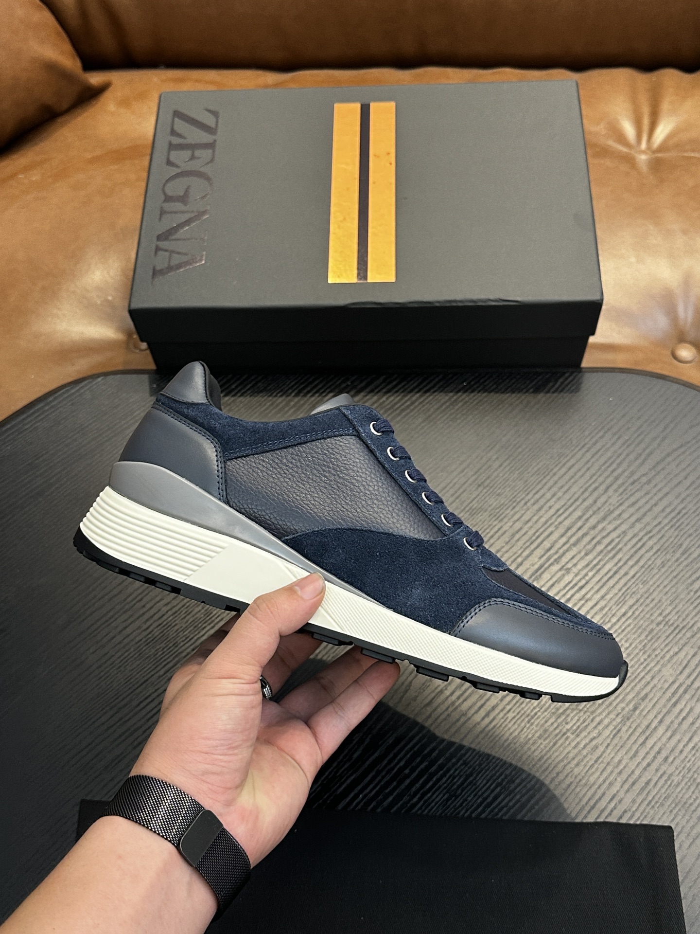 NO:532374,ZEGNA Men's Shoes Men's Sneakers!  Luxury casual shoes, the latest catwalk style is synchronized on the official website!  PRODUCT INFORMATIONMONTE (MN·TE) means 'mountain' in Italian. It is inspired by the boulevard trails in the Oasis of Zenia. The TRIPLE STITCHT Monte luxury casual shoes aim to hike and are a good companion when traveling out any season throughout the year. The shoes are versatile, low-top styles, embellished with three-cross details inspired by the hand-stitched stitched Jenia jackets, and are equipped with innovations that can provide greater friction during outdoor activities!  Zenia's famous tailored series of handmade triple stitching design, diamond-shaped punching on the upper, better breathability, strong grip, and ensure safety. The fabric is made of high-quality rapa cowhide, which is fashionable and fashionable. Lightweight foam and Vibrate special rubber sole combination, lightweight and not bulky on the upper foot. Anti-slip sheets are added to the palm of the big sole, which is cold-resistant, anti-slip, and has strong grip!  Suitable for daily wear, sports hiking outdoors!  Leather shoes size: 39/40/41/42/43/44/45 (46.47 can be customized) Original box packaging + dust bag, Zegna casual shoes, zegna, sneakers, jackets & coats, cowhide19860909ZEGNA杰尼亚男鞋男士运动鞋！奢华休闲鞋 最新走秀款官网同步！ PRODUCT INFORMATIONMONTE (MN·TE)在意大利语中意为“高山”.其灵感源自杰尼亚绿洲中的林荫小径.TRIPLE STITCHT Monte奢华休闲鞋以徒步旅行为目标,是全年之内任何时节外出旅行时的良伴.鞋履采用百搭的低帮款式,点缀灵感源自杰尼亚夹克手工缝线的三交叉细节,同时配备能够在户外活动时提供更大摩擦力的创新！ 杰尼亚著名精裁系列手工三重缝线设计,鞋面菱形冲孔,透气性能更佳良好,强大的抓地力,确保安全性.面料采用优质拉帕牛皮,拼接时尚潮流.轻质发泡和Vibrate专用橡胶底组合,上脚轻便不显笨重,大底底掌加用防滑片,耐寒、防滑,抓地性强！适用于日常穿搭、运动徒步户外！ 皮鞋码数:39/40/41/42/43/44/45（46.47可以订做）原盒包装+防尘袋,杰尼亚 休闲鞋,zegna,sneakers,jackets & coats,cowhide,Men's shoes