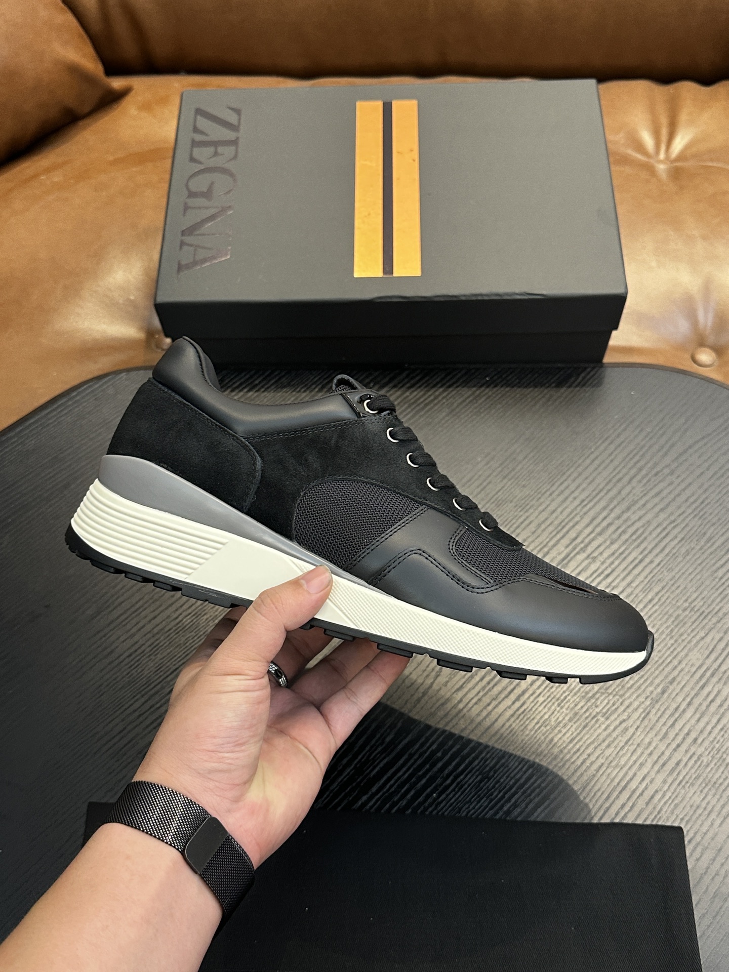 NO:555622,ZEGNA men's shoes men's sports shoes!  Luxurious casual shoes, the latest catwalk models are synchronized with the official website!  PRODUCT INFORMATIONMONTE (MN·TE) means 'mountain' in Italian. It is inspired by the tree-lined trails in the Zegna oasis. The TRIPLE STITCHT Monte luxury casual shoes are aimed at hiking and are a good companion for travel at any time of the year. The shoes adopt a versatile low-top style, embellished with triple-cross details inspired by the hand-stitching of Zegna jackets, and are equipped with innovations that can provide greater friction during outdoor activities!  Ermenegildo Zegna's famous tailoring series hand-made triple stitching design, diamond-shaped punching on the upper, better breathability, strong grip, ensuring safety. The fabric is made of high-quality Lapa cowhide, with fashionable splicing. The combination of lightweight foam and Vibrate special rubber sole is light on the foot without being bulky. The outsole is equipped with anti-slip sheets, which are cold-resistant, non-slip and have strong grip!  Suitable for daily wear, sports, hiking and outdoor use!  Leather shoe size: 39/40/41/42/43/44/45 (46.47 can be customized) original box packaging + dust bag,,zegna,sneakers,jackets & coats,cowhide19860909ZEGNA杰尼亚男鞋男士运动鞋！奢华休闲鞋 最新走秀款官网同步！ PRODUCT INFORMATIONMONTE (MN·TE)在意大利语中意为“高山”.其灵感源自杰尼亚绿洲中的林荫小径.TRIPLE STITCHT Monte奢华休闲鞋以徒步旅行为目标,是全年之内任何时节外出旅行时的良伴.鞋履采用百搭的低帮款式,点缀灵感源自杰尼亚夹克手工缝线的三交叉细节,同时配备能够在户外活动时提供更大摩擦力的创新！ 杰尼亚著名精裁系列手工三重缝线设计,鞋面菱形冲孔,透气性能更佳良好,强大的抓地力,确保安全性.面料采用优质拉帕牛皮,拼接时尚潮流.轻质发泡和Vibrate专用橡胶底组合,上脚轻便不显笨重,大底底掌加用防滑片,耐寒、防滑,抓地性强！适用于日常穿搭、运动徒步户外！ 皮鞋码数:39/40/41/42/43/44/45（46.47可以订做）原盒包装+防尘袋,,zegna,sneakers,jackets & coats,cowhide,Men's shoes