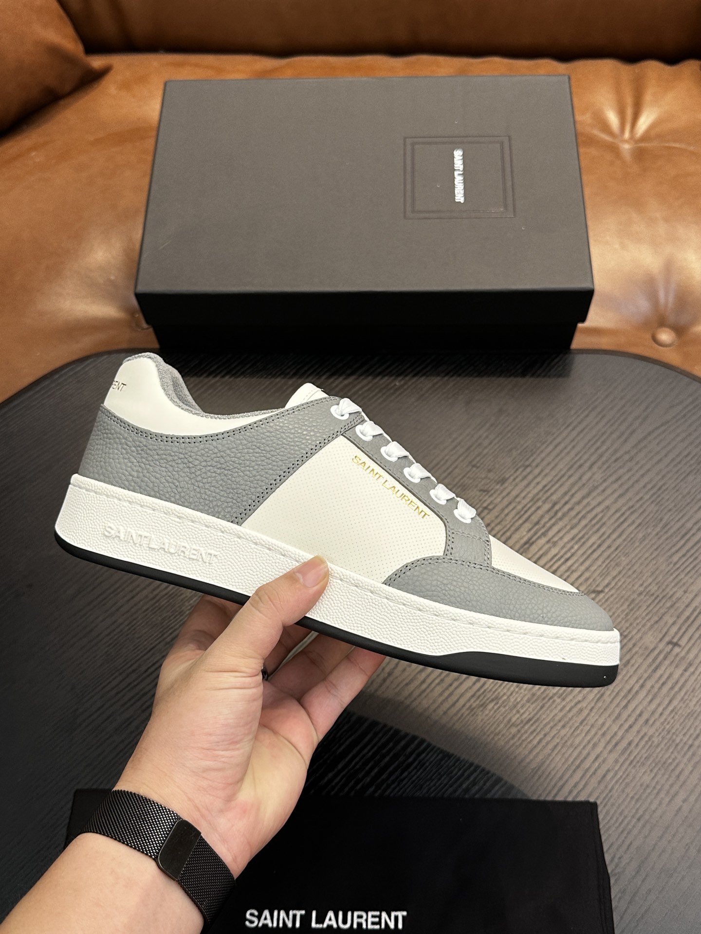 NO:541512,SAINT LAURENT Saint Laurent low-top lace-up sneakers S/L61 official website new brand flagship store synchronizes, Italian original germ cowhide + front trim embellishment with porous leather, pull ring is decorated with gold SAINT LAURENT logo, side is decorated with SL 61 logo, rear top is printed with Saint Laurent logo, inner Tw soft terry cloth, further enhance the softness, breathability and wrapping of the shoes, no midsole cover, memory footbed insole!  The foot feel is more comfortable and light, environmentally friendly, non-slip rubber two-color outsole, and full-sole perimeter car line further enhances the comfort and firmness of the entire pair of shoes and speaks perfectly with details!  Size: 39/40/41/42/43/44 /45 Original box packaging + dust bag, Saint Tony casual shoes, saint laurent, saint laurent, sneakers, cowhide19860909SAINT LAURENT圣罗兰低帮系带运动鞋 S/L61官网新款 品牌旗舰店同步、意大利原胚粒面牛皮+正面饰片点缀多孔皮革、拉环饰以金色SAINT LAURENT标志,侧面饰以SL 61标志 后帮压印圣罗兰标志 内里Tw柔软毛巾布、更加增强鞋子的柔软性、透气性及包裹性、无中底套楦做法、加记忆脚床鞋垫！脚感更加无比舒适轻便 、环保防滑橡胶双色大底、大底周圈车真线 更加增强了整双鞋子的舒适度 牢固度 完美用细节说话 ！ 尺码:39/40/41/42/43/44 /45原盒包装+防尘袋,圣东尼 休闲鞋,saint laurent,saint laurent,sneakers,cowhide,Men's shoes