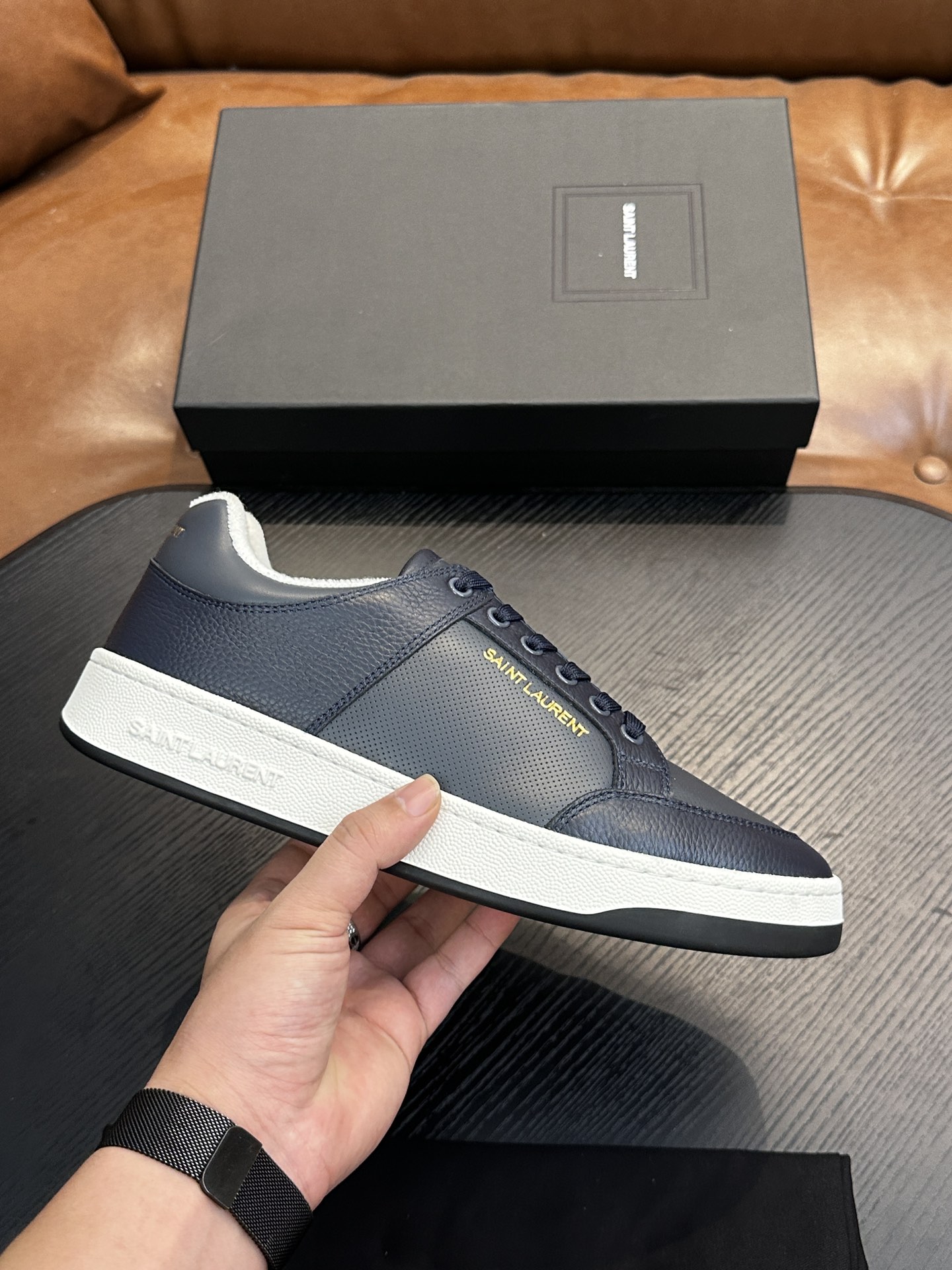 NO:552717,SAINT LAURENT low-top lace-up sneakers S/L61 official website new brand flagship store, Italian original grain cowhide + front panel decorated with perforated leather, pull tab decorated with golden SAINT LAURENT logo, side decorated with SL 61 logo, embossed Saint Laurent logo on the back, Tw soft terry cloth lining, further enhancing the softness, breathability and wrapping of the shoe, no midsole lasting method, plus memory footbed insole!  The foot feels more comfortable and lighter, the environmentally friendly anti-slip rubber two-color outsole, and the genuine lines around the outsole further enhance the comfort and firmness of the entire pair of shoes, and the details speak for themselves perfectly!  Size: 39/40/41/42/43/44 /45 original box packaging + dust bag, Santoni casual shoes, saint laurent, saint laurent, sneakers, cowhide19860909SAINT LAURENT圣罗兰低帮系带运动鞋 S/L61官网新款 品牌旗舰店同步、意大利原胚粒面牛皮+正面饰片点缀多孔皮革、拉环饰以金色SAINT LAURENT标志,侧面饰以SL 61标志 后帮压印圣罗兰标志 内里Tw柔软毛巾布、更加增强鞋子的柔软性、透气性及包裹性、无中底套楦做法、加记忆脚床鞋垫！脚感更加无比舒适轻便 、环保防滑橡胶双色大底、大底周圈车真线 更加增强了整双鞋子的舒适度 牢固度 完美用细节说话 ！ 尺码:39/40/41/42/43/44 /45原盒包装+防尘袋,圣东尼 休闲鞋,saint laurent,saint laurent,sneakers,cowhide,Men's shoes