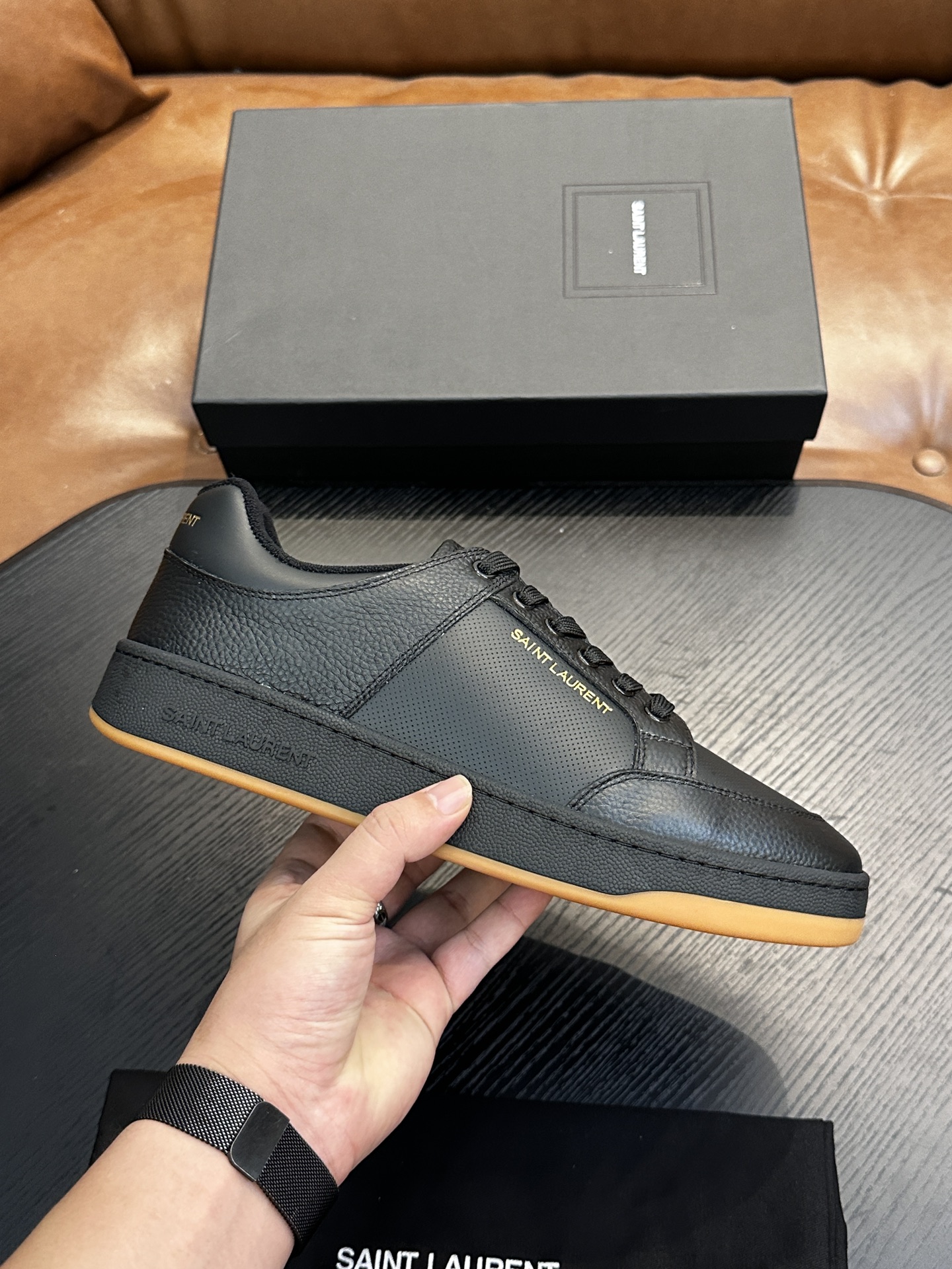 NO:541560,SAINT LAURENT Saint Laurent low-top lace-up sneakers S/L61 official website new brand flagship store synchronizes, Italian original germ cowhide + front trim embellishment with porous leather, pull ring is decorated with gold SAINT LAURENT logo, side is decorated with SL 61 logo, rear top is printed with Saint Laurent logo, inner Tw soft terry cloth, further enhance the softness, breathability and wrapping of the shoes, no midsole cover, memory footbed insole!  The foot feel is more comfortable and light, environmentally friendly, non-slip rubber two-color outsole, and full-sole perimeter car line further enhances the comfort and firmness of the entire pair of shoes and speaks perfectly with details!  Size: 39/40/41/42/43/44 /45 Original box packaging + dust bag, Saint Tony casual shoes, saint laurent, saint laurent, sneakers, cowhide19860909SAINT LAURENT圣罗兰低帮系带运动鞋 S/L61官网新款 品牌旗舰店同步、意大利原胚粒面牛皮+正面饰片点缀多孔皮革、拉环饰以金色SAINT LAURENT标志,侧面饰以SL 61标志 后帮压印圣罗兰标志 内里Tw柔软毛巾布、更加增强鞋子的柔软性、透气性及包裹性、无中底套楦做法、加记忆脚床鞋垫！脚感更加无比舒适轻便 、环保防滑橡胶双色大底、大底周圈车真线 更加增强了整双鞋子的舒适度 牢固度 完美用细节说话 ！ 尺码:39/40/41/42/43/44 /45原盒包装+防尘袋,圣东尼 休闲鞋,saint laurent,saint laurent,sneakers,cowhide,Men's shoes