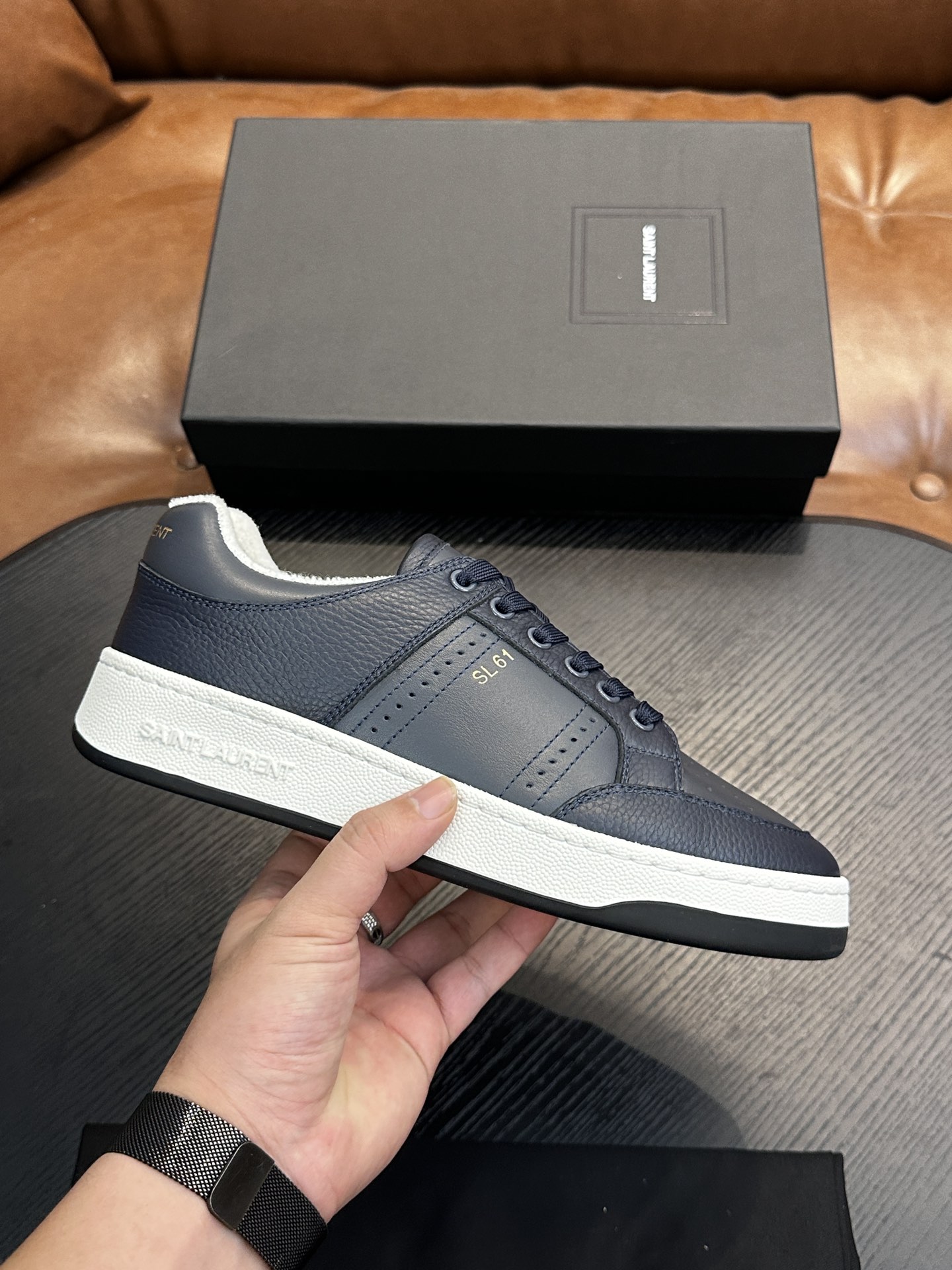 NO:552725,SAINT LAURENT low-top lace-up sneakers S/L61 official website new brand flagship store, Italian original grain cowhide + front panel decorated with perforated leather, pull tab decorated with golden SAINT LAURENT logo, side decorated with SL 61 logo, embossed Saint Laurent logo on the back, Tw soft terry cloth lining, further enhancing the softness, breathability and wrapping of the shoe, no midsole lasting method, plus memory footbed insole!  The foot feels more comfortable and lighter, the environmentally friendly anti-slip rubber two-color outsole, and the genuine lines around the outsole further enhance the comfort and firmness of the entire pair of shoes, and the details speak for themselves perfectly!  Size: 39/40/41/42/43/44 /45 original box packaging + dust bag, Santoni casual shoes, saint laurent, saint laurent, sneakers, cowhide19860909SAINT LAURENT圣罗兰低帮系带运动鞋 S/L61官网新款 品牌旗舰店同步、意大利原胚粒面牛皮+正面饰片点缀多孔皮革、拉环饰以金色SAINT LAURENT标志,侧面饰以SL 61标志 后帮压印圣罗兰标志 内里Tw柔软毛巾布、更加增强鞋子的柔软性、透气性及包裹性、无中底套楦做法、加记忆脚床鞋垫！脚感更加无比舒适轻便 、环保防滑橡胶双色大底、大底周圈车真线 更加增强了整双鞋子的舒适度 牢固度 完美用细节说话 ！ 尺码:39/40/41/42/43/44 /45原盒包装+防尘袋,圣东尼 休闲鞋,saint laurent,saint laurent,sneakers,cowhide,Men's shoes