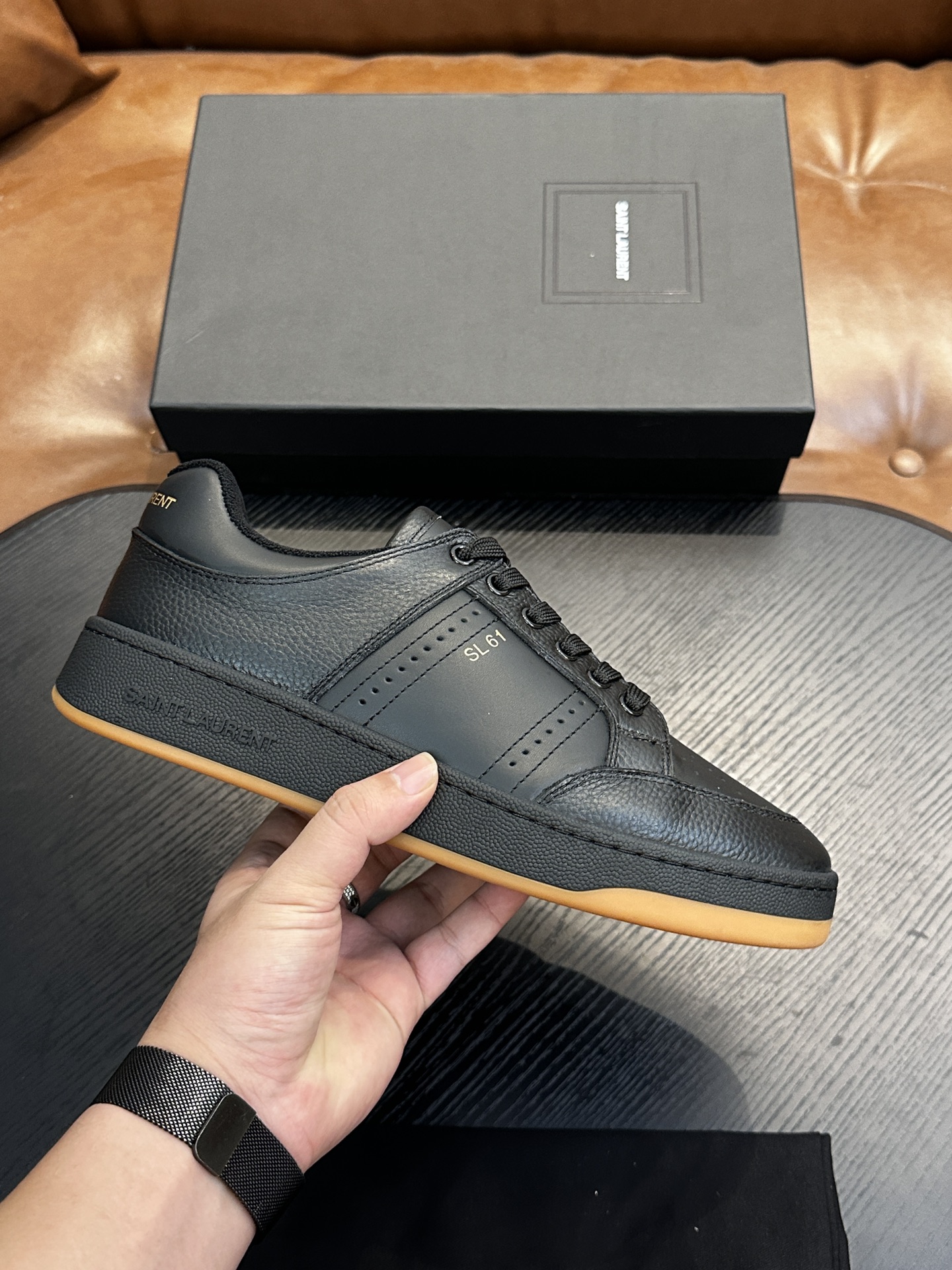 NO:541586,SAINT LAURENT Saint Laurent low-top lace-up sneakers S/L61 official website new brand flagship store synchronizes, Italian original germ cowhide + front trim embellishment with porous leather, pull ring is decorated with gold SAINT LAURENT logo, side is decorated with SL 61 logo, rear top is printed with Saint Laurent logo, inner Tw soft terry cloth, further enhance the softness, breathability and wrapping of the shoes, no midsole cover, memory footbed insole!  The foot feel is more comfortable and light, environmentally friendly, non-slip rubber two-color outsole, and full-sole perimeter car line further enhances the comfort and firmness of the entire pair of shoes and speaks perfectly with details!  Size: 39/40/41/42/43/44 /45 Original box packaging + dust bag, Saint Tony casual shoes, saint laurent, saint laurent, sneakers, cowhide19860909SAINT LAURENT圣罗兰低帮系带运动鞋 S/L61官网新款 品牌旗舰店同步、意大利原胚粒面牛皮+正面饰片点缀多孔皮革、拉环饰以金色SAINT LAURENT标志,侧面饰以SL 61标志 后帮压印圣罗兰标志 内里Tw柔软毛巾布、更加增强鞋子的柔软性、透气性及包裹性、无中底套楦做法、加记忆脚床鞋垫！脚感更加无比舒适轻便 、环保防滑橡胶双色大底、大底周圈车真线 更加增强了整双鞋子的舒适度 牢固度 完美用细节说话 ！ 尺码:39/40/41/42/43/44 /45原盒包装+防尘袋,圣东尼 休闲鞋,saint laurent,saint laurent,sneakers,cowhide,Men's shoes