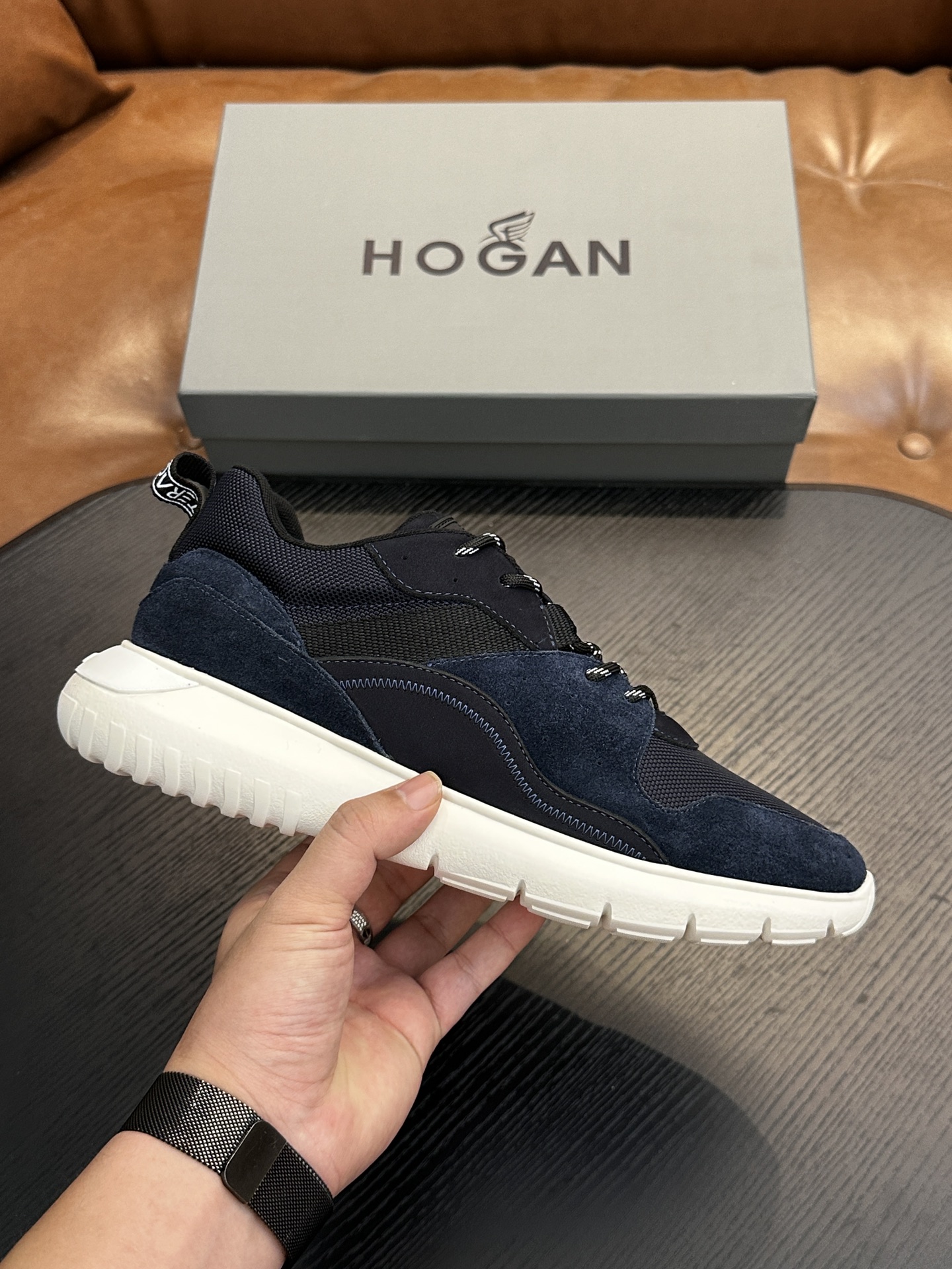 NO:532382,HOGAN H526 series sports Hi logo shoes interpret the sports trend with a new design. The upper is soft to wrap the feet. The smooth lines are incorporated into sports elements. The side trim is lightly slanted H letters. The lp and Tpu lightweight sole is interlaced with stripes. The design makes it more light and sporty. Imported calfskin. The inner foot pads are all cowhide. IP foamed sole. Light and comfortable. Size 39 40 41 42 43 44. Standard leather shoes size 1B12246, Hogan, loro piano, cowhide19860909HOGAN霍根H526系列运动Hi logo板鞋 以设计新意演绎运动风潮 鞋面柔软包裹双脚 流畅线条融入运动元素,侧边饰轻斜H字母,lp加Tpu轻质鞋底交错条纹设计更显轻盈运动活力 面料进口小牛皮 内里垫脚全牛皮 IP发泡大底 轻便舒适 码数 39 40 41 42 43 44标准皮鞋尺码 1B12246,霍根,hogan,loro piana,cowhide,Men's shoes