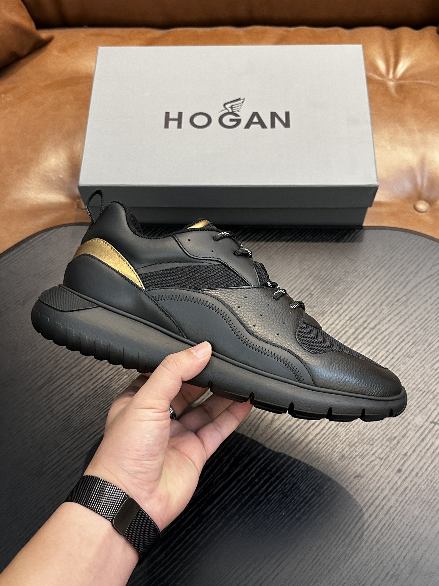 NO:541506,HOGAN H526 series sports Hi logo shoes interpret the sports trend with a new design. The upper is soft to wrap the feet. The smooth lines are incorporated into sports elements. The side trim is lightly slanted H letters. The lp and Tpu lightweight sole is interlaced with stripes. The design makes it more light and sporty. Imported calfskin. The inner foot pads are all cowhide. IP foamed sole. Light and comfortable. Size 39 40 41 42 43 44. Standard leather shoes size 1B12246, Hogan, loro piano, cowhide19860909HOGAN霍根H526系列运动Hi logo板鞋 以设计新意演绎运动风潮 鞋面柔软包裹双脚 流畅线条融入运动元素,侧边饰轻斜H字母,lp加Tpu轻质鞋底交错条纹设计更显轻盈运动活力 面料进口小牛皮 内里垫脚全牛皮 IP发泡大底 轻便舒适 码数 39 40 41 42 43 44标准皮鞋尺码 1B12246,霍根,hogan,loro piana,cowhide,Men's shoes