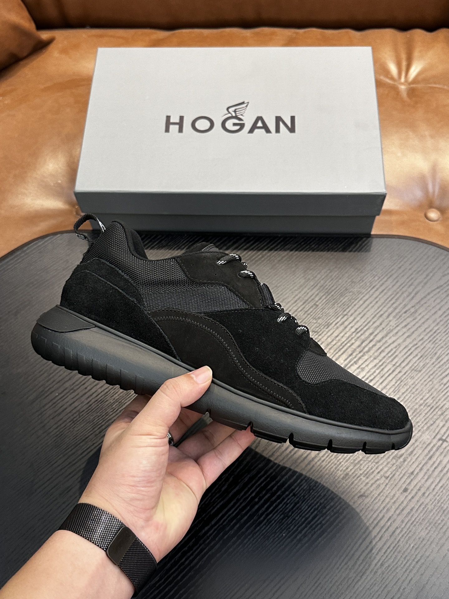 NO:532357,HOGAN H526 series sports Hi logo shoes interpret the sports trend with a new design. The upper is soft to wrap the feet. The smooth lines are incorporated into sports elements. The side trim is lightly slanted H letters. The lp and Tpu lightweight sole is interlaced with stripes. The design makes it more light and sporty. Imported calfskin. The inner foot pads are all cowhide. IP foamed sole. Light and comfortable. Size 39 40 41 42 43 44. Standard leather shoes size 1B12246, Hogan, loro piano, cowhide19860909HOGAN霍根H526系列运动Hi logo板鞋 以设计新意演绎运动风潮 鞋面柔软包裹双脚 流畅线条融入运动元素,侧边饰轻斜H字母,lp加Tpu轻质鞋底交错条纹设计更显轻盈运动活力 面料进口小牛皮 内里垫脚全牛皮 IP发泡大底 轻便舒适 码数 39 40 41 42 43 44标准皮鞋尺码 1B12246,霍根,hogan,loro piana,cowhide,Men's shoes