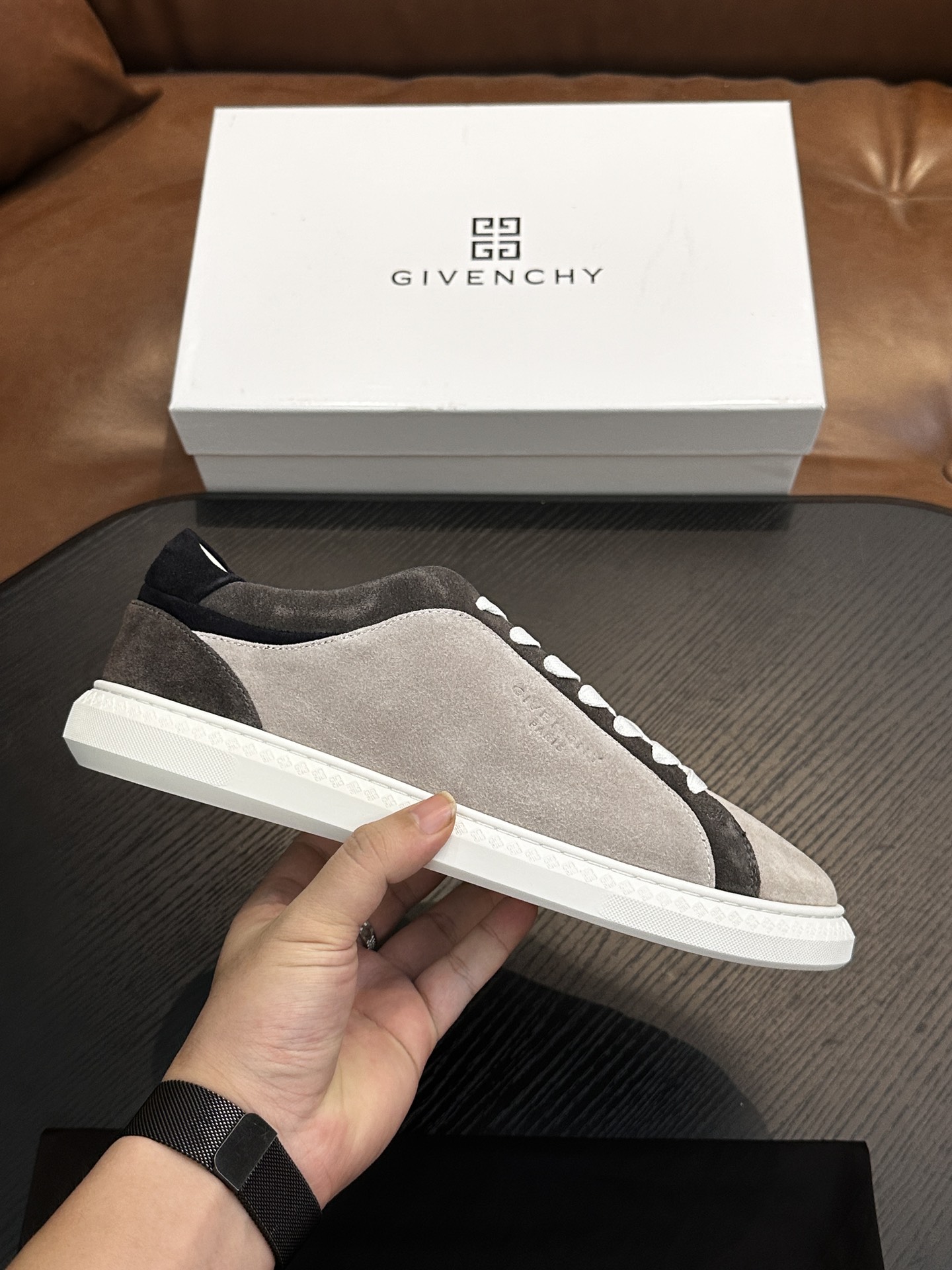 NO:541615,New arrival Givenchy Givenchy 'poster' low-top casual sneakers. Lace-up style is available in multiple colors. It was launched earlier than domestic Z cabinets. This lightweight shoe is selected for imported soft calfskin color combination. The lines of the whole pair of shoes are smooth and smooth, and the viewing angle is bright. The back top lining increases comfort. The tongue is decorated with Ghy 4G logo tags. The side of the shoe is imprinted with Givenchy logo. The inner and insoles are calfskin, which are anti-slip and wear-resistant Tpu outsole. The most important thing is to wear comfortable and versatile. It is super soft and lightweight. It is the first choice for people to wear. Leather shoes size: 39/40/41/42/43/44 Original box packaging + dust bag, Givenchy casual shoes, given, given, given, sneakers, cowhide19860909新款到货 Givenchy纪梵希“海报款”低帮休闲运动鞋 系带款多色到货 早于国内Z柜上架 这款轻便板鞋款臻选进口柔软小牛皮拼色搭配,整双鞋子线条顺滑通畅,视角有眼前一亮的感觉,后帮加衬增加舒适感,鞋舌饰以Ghy 4G Logo标签,鞋侧面压印Givenchy logo,内里和鞋垫是小牛皮,防滑耐磨Tpu大底,最主要穿着舒适百搭,超软超轻便,自穿送人首选单品. 皮鞋码数:39/40/41/42/43/44 原盒包装+防尘袋,纪梵希休闲鞋,givenchy,givenchy,sneakers,cowhide,Men's shoes