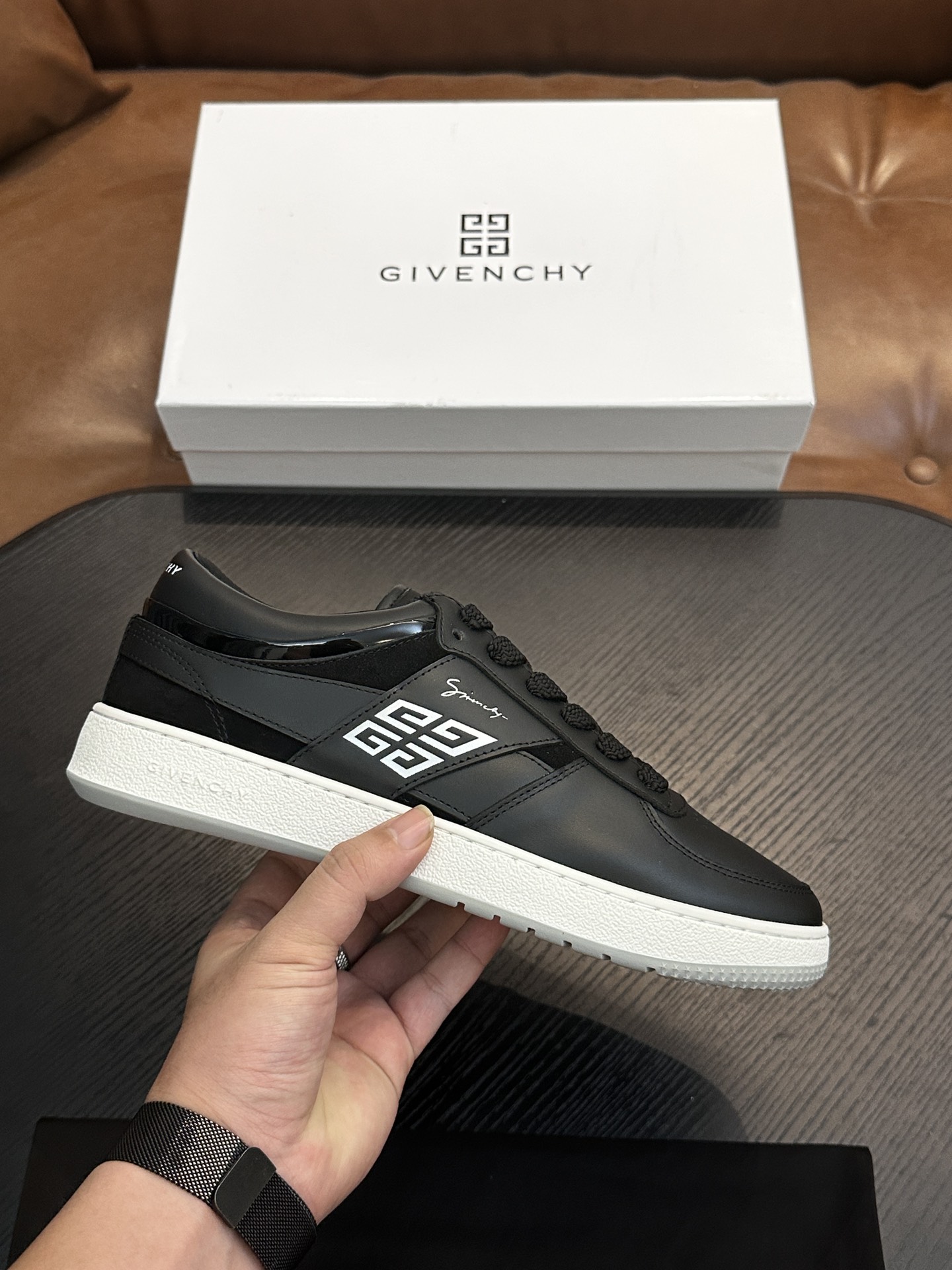 NO:541886,New arrival: Givenchy Givenchy 'poster model' low-cut casual sneakers. Lace-up models are available in multiple colors. They are on the shelves earlier than domestic Z counters. This lightweight board shoe is made of imported soft calf leather with color matching. The lines of the whole pair of shoes are smooth and unobstructed, and the viewing angle is eye-catching. The back is padded to increase comfort. The tongue is decorated with Ghy 4G Logo label, and Givenchy is embossed on the side of the shoe.  The logo, lining and insole are made of calfskin, with non-slip and wear-resistant Tpu outsole. The most important thing is that it is comfortable and versatile to wear. It is super soft and light. It is the first choice for self-wearing and giving away. Leather shoe size: 39/40/41/42/43/44 Original box packaging + dust bag,,givenchy,givenchy,sneakers,cowhide19860909新款到货 Givenchy纪梵希“海报款”低帮休闲运动鞋 系带款多色到货 早于国内Z柜上架 这款轻便板鞋款臻选进口柔软小牛皮拼色搭配,整双鞋子线条顺滑通畅,视角有眼前一亮的感觉,后帮加衬增加舒适感,鞋舌饰以Ghy 4G Logo标签,鞋侧面压印Givenchy logo,内里和鞋垫是小牛皮,防滑耐磨Tpu大底,最主要穿着舒适百搭,超软超轻便,自穿送人首选单品. 皮鞋码数:39/40/41/42/43/44 原盒包装+防尘袋,,givenchy,givenchy,sneakers,cowhide,Men's shoes