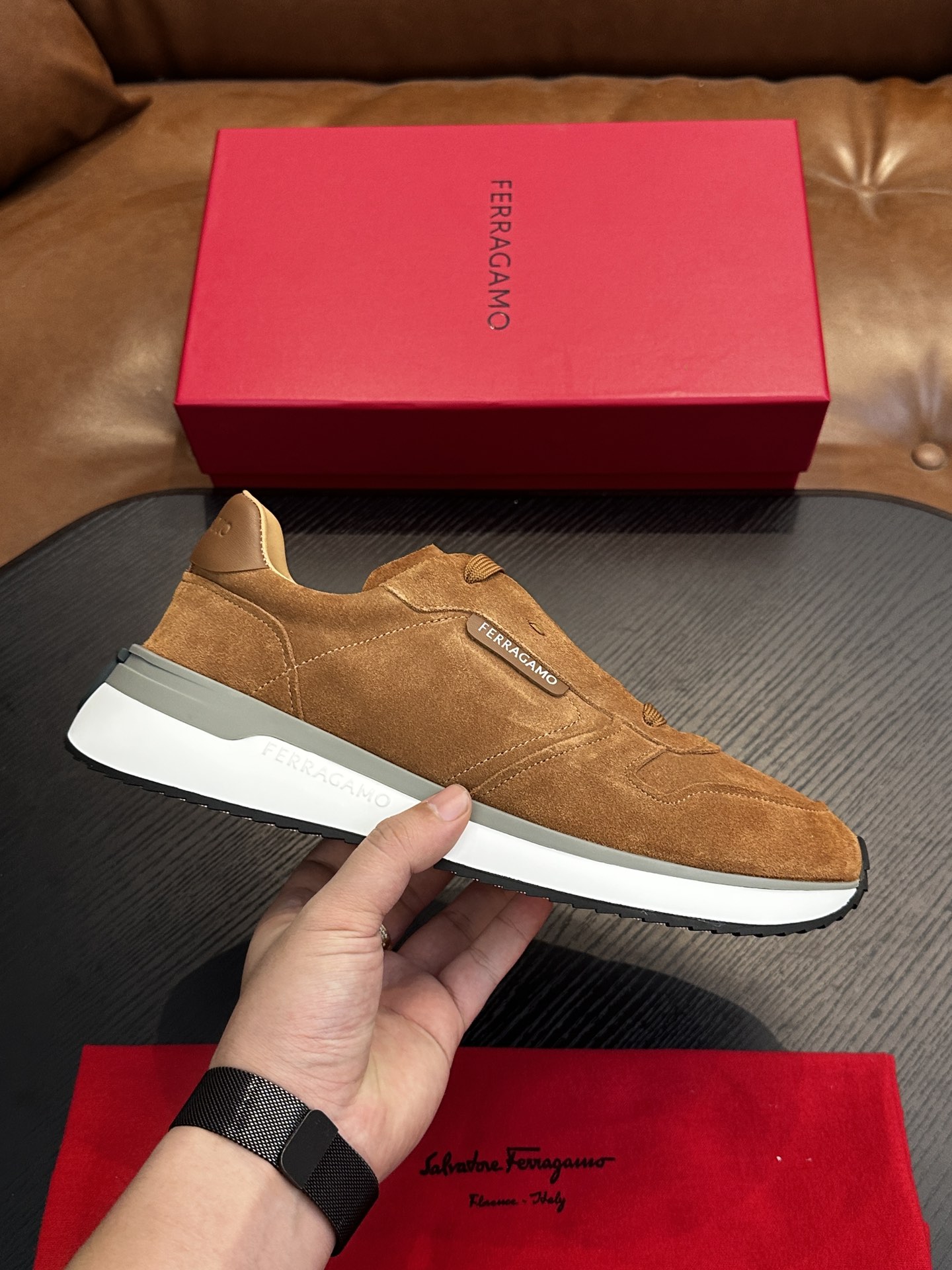 NO:552721,Ferragam/Ferragamo's new men's business leather shoes are exclusively produced in Guangdong and will be shipped in seconds!  This business leather shoe adopts Derby shoe type. The upper is made of imported calfskin. It has hand-rubbed details. The leather is fine and translucent. It has a wedge-shaped toe and double stitching to outline the sharp upper lines. There is a slit in the center.  The head is rounded and connected, with a genuine leather outsole and leather embedded with rubber trim, which is non-slip and wear-resistant. The protruding welt fits the trendy style. The calfskin and embossed logo feet make the upper foot soft, comfortable and breathable. The style is classic and durable, and full of business style!  Comes with original box and dust bag!  Size 39-40-41-42-43 -44 standard leather shoe size, Ferragamo casual shoes, ferragamo, ferragamo, cowhide, Leather soles19860909Ferragam/菲拉格慕 新款男士商务皮鞋 莞产独家猛货,现货秒发！ 这款商务皮鞋采用德比鞋型,鞋面采用进口小牛皮重工打造,手工擦色工艺细节,皮质细腻、光泽透亮,楔型鞋头,双缝线勾勒棱角分明的鞋帮线条,中央设有开叉,鞋头圆润衔接处理,搭配真皮大底皮革嵌入橡胶饰片,防滑耐磨,外突沿条契合潮流风范.本蒅小牛皮及压纹徽标垫脚,上脚柔软舒适透气,款式经典耐看,商务范十足！配原盒包装防尘袋！ 码数39-40-41-42-43 -44标准皮鞋码,菲拉格慕 休闲鞋,ferragamo,ferragamo,cowhide,Leather soles,Men's shoes