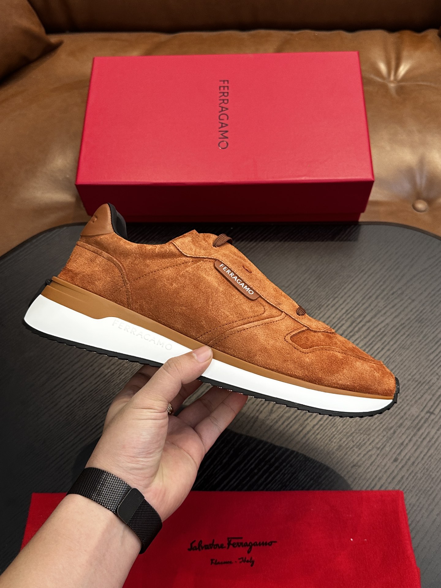 NO:541511,Ferragam/Ferragam New men's business leather shoes, exclusive and powerful products from Dongguan, and instantly shipped in stock!  This business leather shoes are made of Derby shoe style, the upper is made of imported calf leather heavy-work, with hand-painted color craftsmanship details, delicate leather, shiny and transparent wedge-shaped toe, double stitching outlines the upper lines with clear edges and angular upper lines, with a slit in the center, the toe is round and connected, and is paired with genuine leather, large-sole leather embedded rubber trim, which is anti-slip and wear-resistant, and the outer protrusion is in line with the trendy style. The calf leather and embossed logo foot pads are soft, comfortable and breathable on the upper feet, and the style is classic and durable, and the business style is full of business style!  With original box packaging dust bag!  Size 39-40-41-42-43 -44 standard leather shoe size, ferragamo casual shoes, ferragamo, ferragamo, cowhide, Leather soles19860909Ferragam/菲拉格慕 新款男士商务皮鞋 莞产独家猛货,现货秒发！ 这款商务皮鞋采用德比鞋型,鞋面采用进口小牛皮重工打造,手工擦色工艺细节,皮质细腻、光泽透亮,楔型鞋头,双缝线勾勒棱角分明的鞋帮线条,中央设有开叉,鞋头圆润衔接处理,搭配真皮大底皮革嵌入橡胶饰片,防滑耐磨,外突沿条契合潮流风范.本蒅小牛皮及压纹徽标垫脚,上脚柔软舒适透气,款式经典耐看,商务范十足！配原盒包装防尘袋！ 码数39-40-41-42-43 -44标准皮鞋码,菲拉格慕 休闲鞋,ferragamo,ferragamo,cowhide,Leather soles,Men's shoes