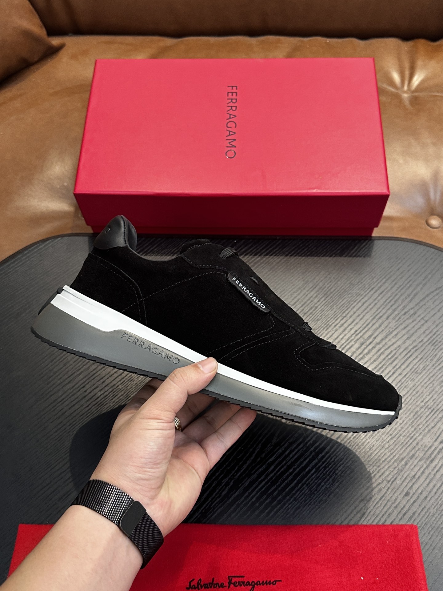 NO:555567,Ferragam/Ferragamo's new men's business leather shoes are exclusively produced in Guangdong and will be shipped in seconds!  This business leather shoe adopts Derby shoe type. The upper is made of imported calfskin. It has hand-rubbed details. The leather is fine and translucent. It has a wedge-shaped toe and double stitching to outline the sharp upper lines. There is a slit in the center.  The head is rounded and connected, with a genuine leather outsole and leather embedded with rubber trim, which is non-slip and wear-resistant. The protruding welt fits the trendy style. The calfskin and embossed logo feet make the upper foot soft, comfortable and breathable. The style is classic and durable, and full of business style!  Comes with original box and dust bag!  Size 39-40-41-42-43 -44 standard leather shoe size,,ferragamo,ferragamo,cowhide,Leather soles19860909Ferragam/菲拉格慕 新款男士商务皮鞋 莞产独家猛货,现货秒发！ 这款商务皮鞋采用德比鞋型,鞋面采用进口小牛皮重工打造,手工擦色工艺细节,皮质细腻、光泽透亮,楔型鞋头,双缝线勾勒棱角分明的鞋帮线条,中央设有开叉,鞋头圆润衔接处理,搭配真皮大底皮革嵌入橡胶饰片,防滑耐磨,外突沿条契合潮流风范.本蒅小牛皮及压纹徽标垫脚,上脚柔软舒适透气,款式经典耐看,商务范十足！配原盒包装防尘袋！ 码数39-40-41-42-43 -44标准皮鞋码,,ferragamo,ferragamo,cowhide,Leather soles,Men's shoes