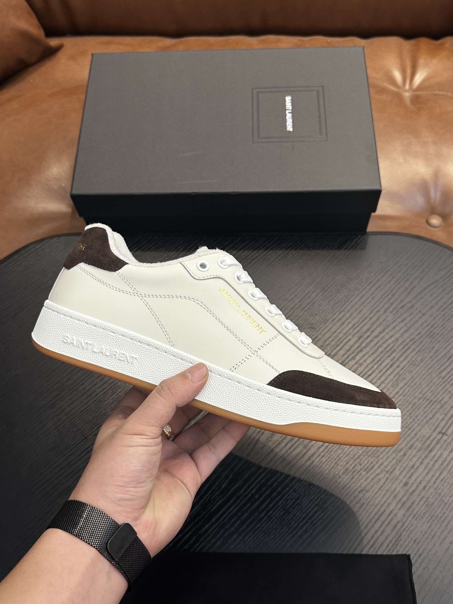 NO:555564,SAINT LAURENT low-top lace-up sneakers S/L61 official website new brand flagship store, Italian original grain cowhide + front panel decorated with perforated leather, pull tab decorated with golden SAINT LAURENT logo, side decorated with SL 61 logo, embossed Saint Laurent logo on the back, Tw soft terry cloth lining, further enhancing the softness, breathability and wrapping of the shoe, no midsole lasting method, plus memory footbed insole!  The foot feels more comfortable and lighter, the environmentally friendly anti-slip rubber two-color outsole, and the genuine lines around the outsole further enhance the comfort and firmness of the entire pair of shoes, and the details speak for themselves perfectly!  Size: 39/40/41/42/43/44 /45 original box packaging + dust bag, saint laurent, saint laurent, sneakers, cowhide19860909SAINT LAURENT圣罗兰低帮系带运动鞋 S/L61官网新款 品牌旗舰店同步、意大利原胚粒面牛皮+正面饰片点缀多孔皮革、拉环饰以金色SAINT LAURENT标志,侧面饰以SL 61标志 后帮压印圣罗兰标志 内里Tw柔软毛巾布、更加增强鞋子的柔软性、透气性及包裹性、无中底套楦做法、加记忆脚床鞋垫！脚感更加无比舒适轻便 、环保防滑橡胶双色大底、大底周圈车真线 更加增强了整双鞋子的舒适度 牢固度 完美用细节说话 ！ 尺码:39/40/41/42/43/44 /45原盒包装+防尘袋,,saint laurent,saint laurent,sneakers,cowhide,Men's shoes