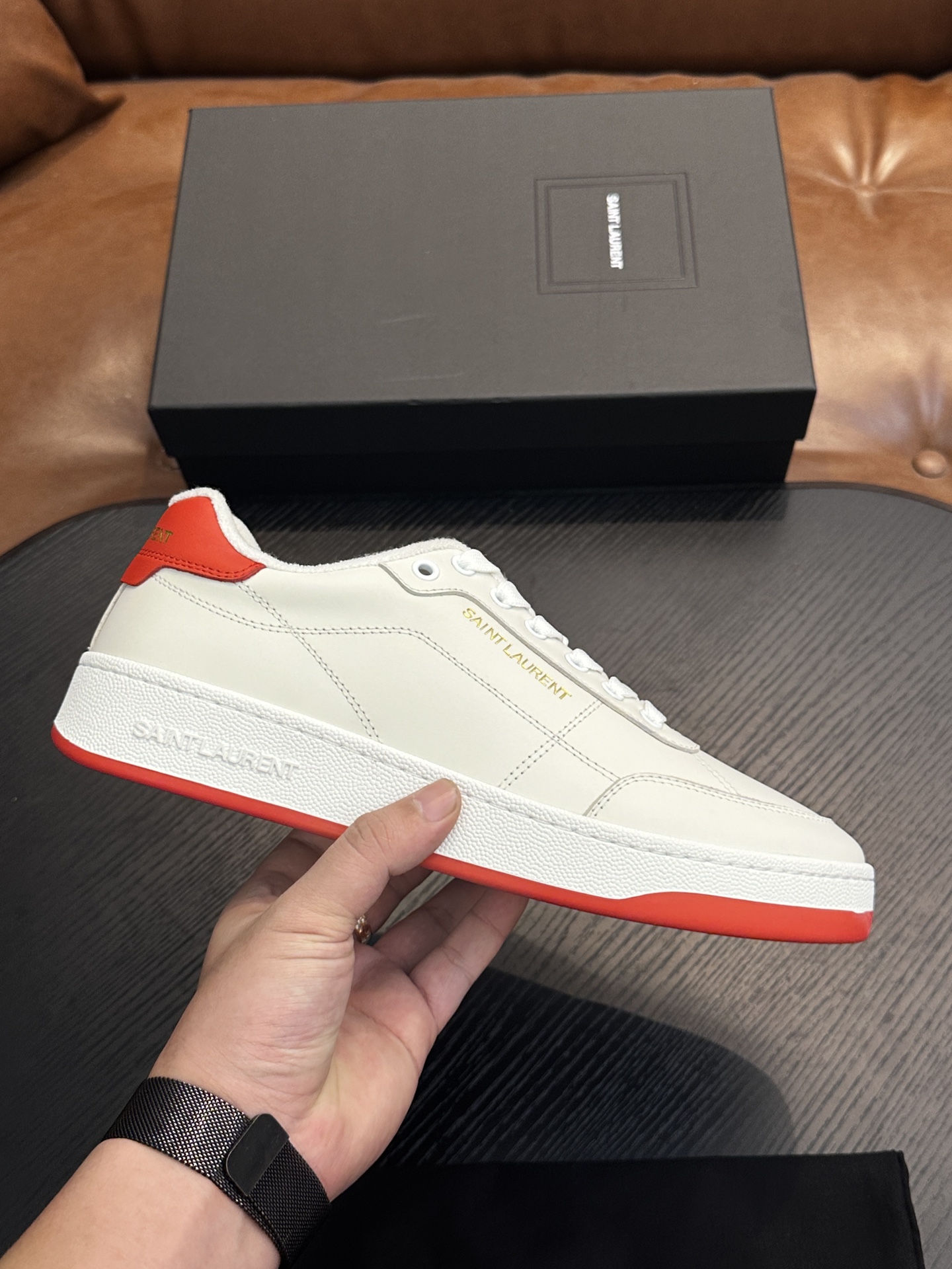 NO:552742,SAINT LAURENT low-top lace-up sneakers S/L61 official website new brand flagship store, Italian original grain cowhide + front panel decorated with perforated leather, pull tab decorated with golden SAINT LAURENT logo, side decorated with SL 61 logo, embossed Saint Laurent logo on the back, Tw soft terry cloth lining, further enhancing the softness, breathability and wrapping of the shoe, no midsole lasting method, plus memory footbed insole!  The foot feels more comfortable and lighter, the environmentally friendly anti-slip rubber two-color outsole, and the genuine lines around the outsole further enhance the comfort and firmness of the entire pair of shoes, and the details speak for themselves perfectly!  Size: 39/40/41/42/43/44 /45 original box packaging + dust bag, Saint Laurent, saint laurent, saint laurent, sneakers, cowhide19860909SAINT LAURENT圣罗兰低帮系带运动鞋 S/L61官网新款 品牌旗舰店同步、意大利原胚粒面牛皮+正面饰片点缀多孔皮革、拉环饰以金色SAINT LAURENT标志,侧面饰以SL 61标志 后帮压印圣罗兰标志 内里Tw柔软毛巾布、更加增强鞋子的柔软性、透气性及包裹性、无中底套楦做法、加记忆脚床鞋垫！脚感更加无比舒适轻便 、环保防滑橡胶双色大底、大底周圈车真线 更加增强了整双鞋子的舒适度 牢固度 完美用细节说话 ！ 尺码:39/40/41/42/43/44 /45原盒包装+防尘袋,圣罗兰,saint laurent,saint laurent,sneakers,cowhide,Men's shoes