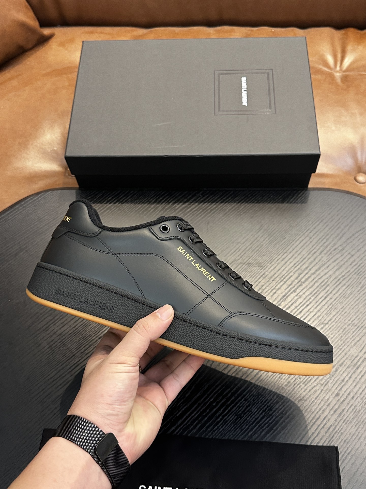 NO:555570,SAINT LAURENT low-top lace-up sneakers S/L61 official website new brand flagship store, Italian original grain cowhide + front panel decorated with perforated leather, pull tab decorated with golden SAINT LAURENT logo, side decorated with SL 61 logo, embossed Saint Laurent logo on the back, Tw soft terry cloth lining, further enhancing the softness, breathability and wrapping of the shoe, no midsole lasting method, plus memory footbed insole!  The foot feels more comfortable and lighter, the environmentally friendly anti-slip rubber two-color outsole, and the genuine lines around the outsole further enhance the comfort and firmness of the entire pair of shoes, and the details speak for themselves perfectly!  Size: 39/40/41/42/43/44 /45 original box packaging + dust bag, saint laurent, saint laurent, sneakers, cowhide19860909SAINT LAURENT圣罗兰低帮系带运动鞋 S/L61官网新款 品牌旗舰店同步、意大利原胚粒面牛皮+正面饰片点缀多孔皮革、拉环饰以金色SAINT LAURENT标志,侧面饰以SL 61标志 后帮压印圣罗兰标志 内里Tw柔软毛巾布、更加增强鞋子的柔软性、透气性及包裹性、无中底套楦做法、加记忆脚床鞋垫！脚感更加无比舒适轻便 、环保防滑橡胶双色大底、大底周圈车真线 更加增强了整双鞋子的舒适度 牢固度 完美用细节说话 ！ 尺码:39/40/41/42/43/44 /45原盒包装+防尘袋,,saint laurent,saint laurent,sneakers,cowhide,Men's shoes