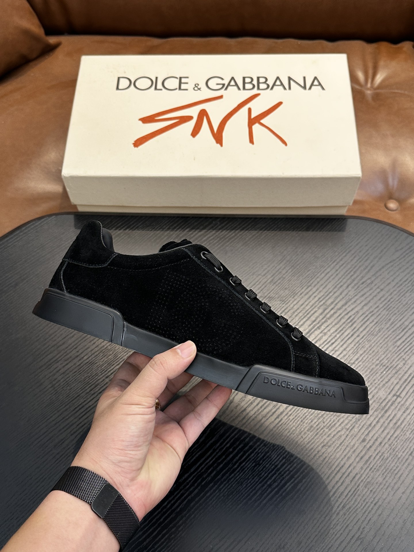 NO:552865,Dolce&Gabbana DG Cushion calfskin low-top sneakers. This sneaker is made of imported calfskin, contrasting trims, round toe, front lace-up, foam outsole, and insole decorated with logo. Size 39-44, customized (38, 45, 46, 47 customized), DG casual shoes, Dolce&Gabbana, sneakers, cowhide19860909Dolce&Gabbana DG Cushion 小牛皮低帮运动鞋 本款运动鞋采用进口小牛皮、对比边饰、圆头、正面系带、发泡大底、鞋垫饰有标志. 码数39-44,定（38,45,46,47定做）,DG休闲鞋,Dolce&Gabbana,sneakers,cowhide,Men's shoes