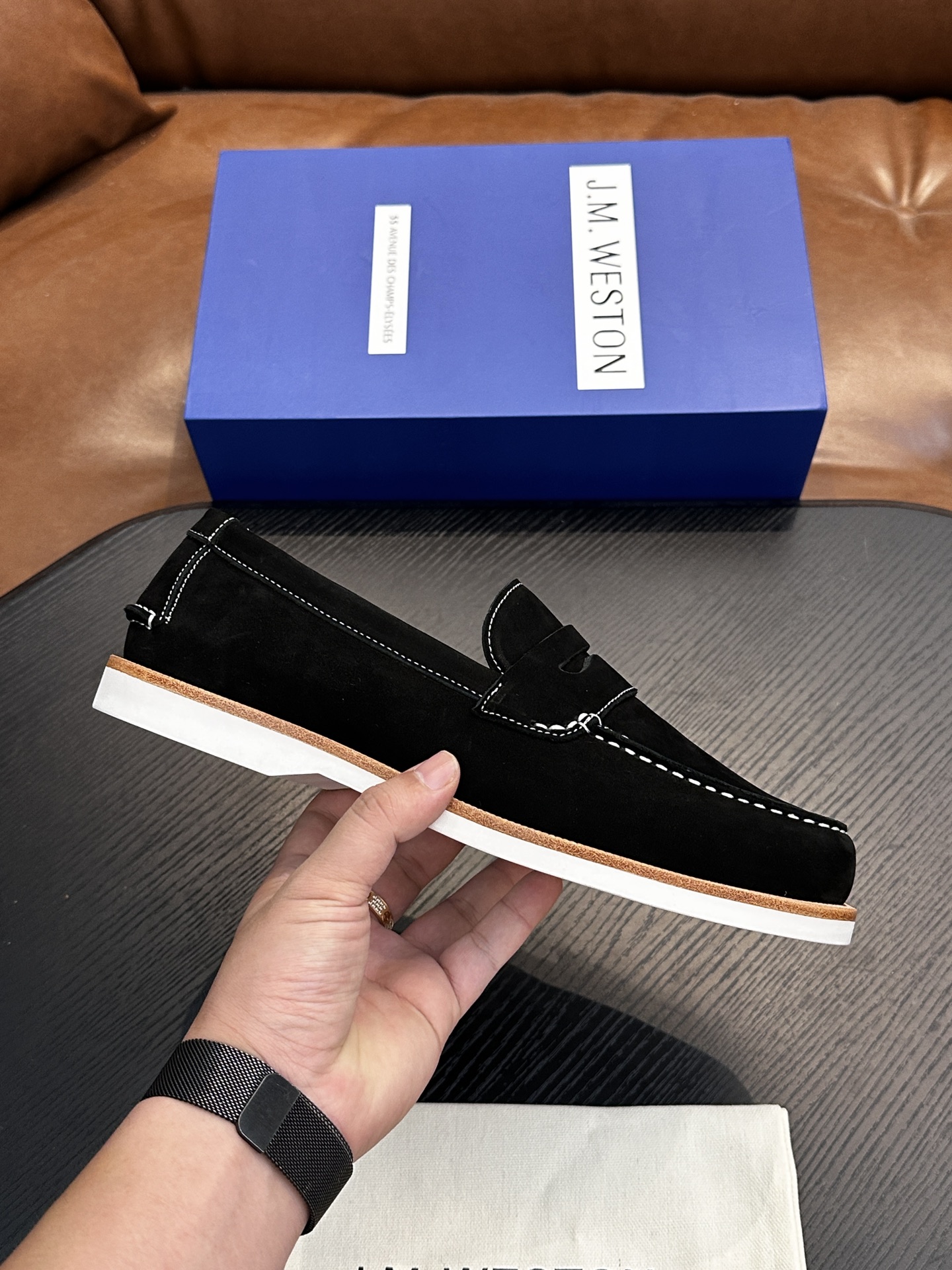 NO:552747,J.M. Weston's classic sneakers, men's lace-up casual sneakers, are launching a new model. About J.M. Weston, Limoges, founded in France in 1891, is a model for the production of luxury gentleman's leather shoes. With Goodyear Stitching as the golden rule of shoemaking technology, J.M. Weston perfectly arranges excellent traditional skills with it, reflecting the brand's consistent insistence on high quality. Its classic styles are timeless and inspire the current designer Michel  Perry's inspiration creates elegant New Classics, Casual Chic and Casual Sport series. The most original spirit creates your own unique style. This selection of imported Italian soft calfskin + suede   The conspicuous 'W' accessories on the outer waist are unobtrusive, and the inner lining and insoles are also cowhide. The EVA midsole and anti-slip and wear-resistant RB outsole make the shoes fashionable and comfortable to wear on your feet. You deserve it. Leather shoe size: 39/40/41/42/43/44 Original box packaging + dust bag C4853056, J.M casual shoes, sneakers, cowhide19860909J.M.WESTON经典款运动鞋鞋,男士系带休闲鞋运动鞋,隆重推出新秀. 关于J.M. Weston,1891年创立于法国的Limoges,堪称是奢华绅士皮鞋的制作典范. 以Goodyear Stitching为金科玉律的制鞋工艺,J.M. Weston将卓越的传统技巧与之完美编排,折射出品牌对高品质的一贯坚持.其经典款式历久弥新,启发着现任设计师Michel Perry的灵感,创造出雅致的New Classics、Casual Chic及Casual Sport等系列.最为原创的精神,打造出专属于您的独特款式. 这款精选进口意大利柔软小牛皮+搭配反绒 外腰显眼的“W”配饰个性不张扬,牛皮内里,鞋垫也是牛皮 EVA中底和防滑耐磨的RB大底 让鞋子穿在脚上时尚又舒适,您值得拥有. 皮鞋码数:39/40/41/42/43/44 原盒包装+防尘袋 C4853056,J.M休闲鞋,sneakers,cowhide,Men's shoes