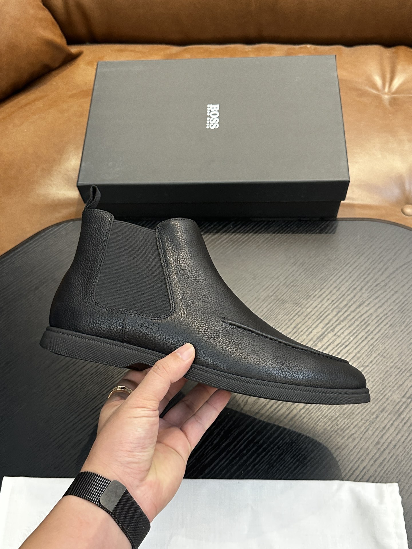 NO:558001,BOSS men's new slip-on leather casual sneakers are now available!  Carefully crafted from imported pebbled calfskin, the leather is soft, delicate and shiny, with leather tassel pendant decoration on the upper, meticulous and even handmade mark routing, classic casual style, non-slip and wear-resistant rubber outsole, light and comfortable, foot set design with soft cowhide lining and feet, the upper foot is comfortable and breathable, and comes with a dust bag packed in the original box!  Size 39-40-41-42-43-44 (45.46 customized) standard leather shoe size,,cowhide19860909BOSS男士新款套脚皮革休闲板鞋出货！ 选用进口荔枝纹小牛皮精心制作,皮质柔软细腻有光泽,鞋面皮革流苏吊坠装饰,细致均匀的手工马克走线,经典休闲版型,防滑耐磨橡胶大底,轻便舒适,套脚设计搭配柔软牛皮内里及垫脚,上脚舒适透气,配原盒包装防尘袋！ 尺码39-40-41-42-43-44（45.46订做）标准皮鞋码数,,cowhide,Men's shoes