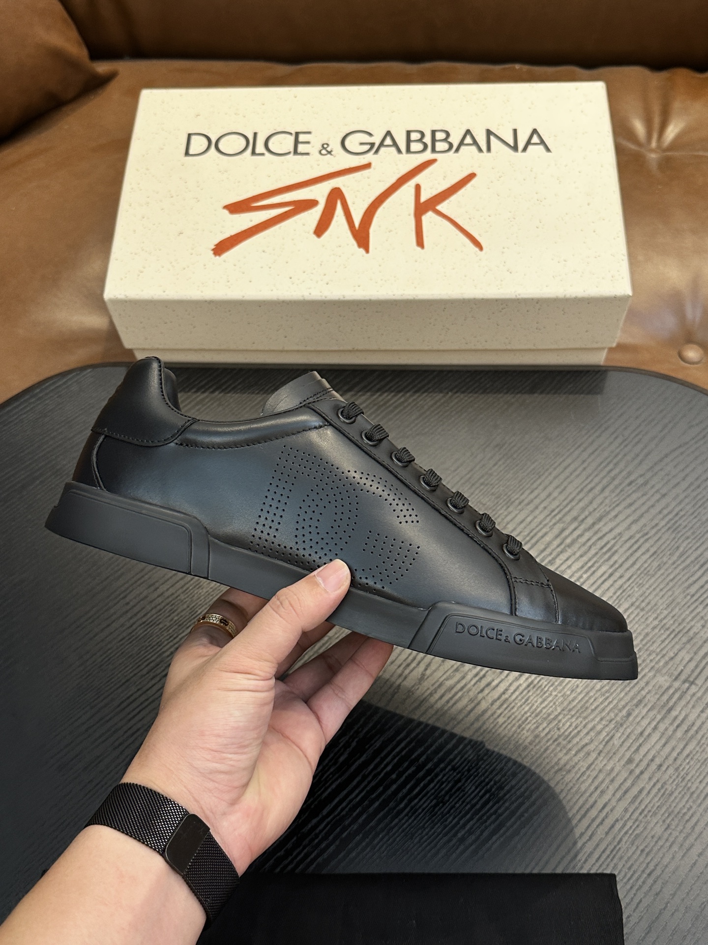 NO:553011,Dolce&Gabbana DG Cushion calfskin low-top sneakers. This sneaker is made of imported calfskin, contrasting trims, round toe, front lace-up, foam outsole, and insole decorated with logo. Size 39-44, customized (38, 45, 46, 47 customized), DG casual shoes, Dolce&Gabbana, sneakers, cowhide19860909Dolce&Gabbana DG Cushion 小牛皮低帮运动鞋 本款运动鞋采用进口小牛皮、对比边饰、圆头、正面系带、发泡大底、鞋垫饰有标志. 码数39-44,定（38,45,46,47定做）,DG休闲鞋,Dolce&Gabbana,sneakers,cowhide,Men's shoes