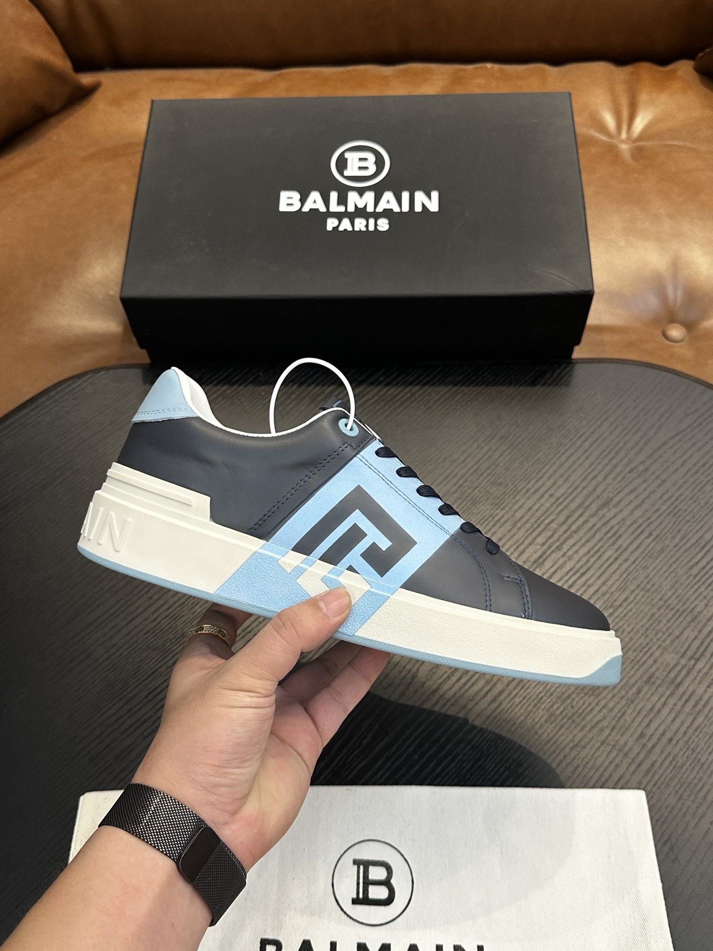 NO:552880,BALMAIN Balmain B-Skate sneakers B-Skate multi-material stitching contrasting color sneakers, the upper is decorated with black laces, the leather stitching tongue is decorated with the Balmain logo, and the TPU sole is decorated with the same color Balmain logo. Sizes 39-44, 38, 45, 46, 47 can be customized, Balmain, balmain, balmain, sneakers19860909BALMAIN巴尔曼B-Skate运动鞋 B-Skate 多材质拼接撞色运动鞋 ,鞋面饰有黑色鞋带,皮革拼接鞋舌点缀 Balmain 徽标, TPU 鞋底饰有同色系 Balmain 徽标. 码数39-44,38、45、46、47可定,巴尔曼,balmain,balmain,sneakers,Men's shoes