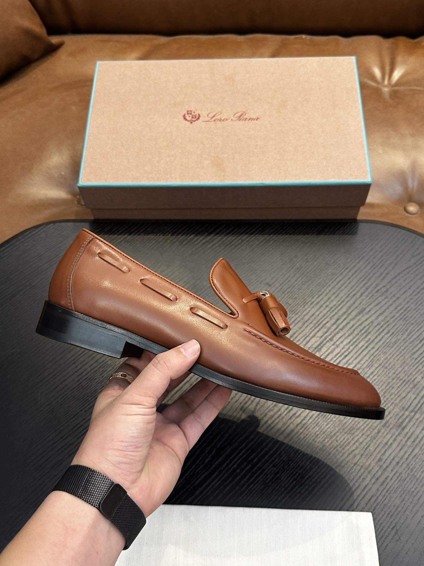 NO:552951,LoroPian*/Noyo-Pianya LP Travis  Men's moccasin shoes | This shoe draws classic inspiration from British shoes | Creates a sophisticated and elegant style with the taste of men's shoes and the light comfort of the conspicuous grooved sole | The fabric is made of imported calfskin | Breathable water-dyed cowhide lining | The lightweight rubber outsole enhances the comfort of wearing | The breathability is excellent and it will not be tired for a long time |  The specially treated leather presents a particularly soft feel｜and still maintains its natural texture｜The slightly distressed appearance adds a touch of refinement and elegance to the shoes｜Is an ideal accessory for casual looks｜Size39-44 (customized at 38.45.46), LP-leather shoes, loro  piana,loro piana,cowhide19860909LoroPian*/诺悠-翩雅 LP Travis 男士莫卡辛鞋｜这款鞋汲取英式鞋履的经典灵感｜以男鞋的品味与显眼沟纹鞋底的轻盈舒适感营造精致优雅风格｜面料采用进口小牛皮｜透气水染牛皮内里｜轻盈橡胶大底提升舒适穿着感｜透气性极好久穿不累｜经过特别处理的皮革呈现尤为柔软的手感｜且依然保持其天然质感｜略微做旧的外观为鞋子添增了一抹精致优雅｜是休闲造型的理想配饰｜Size39-44（38.45.46定做）,LP-皮鞋,loro piana,loro piana,cowhide,Men's shoes