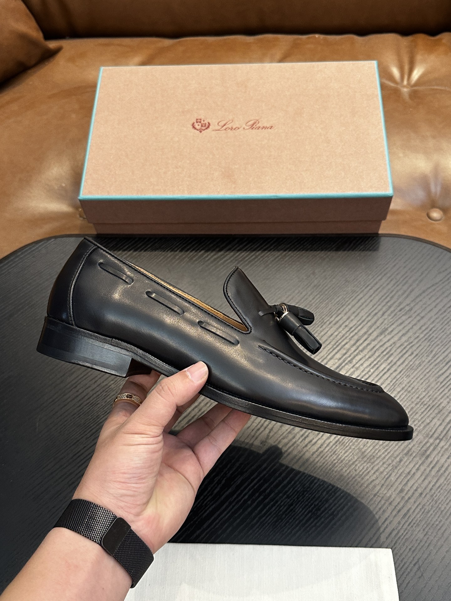 NO:557969,LoroPian*/Noyo-Pianya LP Travis  Men's moccasin shoes | This shoe draws classic inspiration from British footwear | Creates a sophisticated and elegant style with the taste of men's shoes and the light comfort of the conspicuous grooved sole | The fabric is made of imported calfskin | Breathable water-dyed cowhide lining | Lightweight rubber outsole enhances comfort | Excellent breathability and long-lasting wear  Not tiring｜The specially treated leather presents a particularly soft feel｜and still maintains its natural texture｜The slightly distressed appearance adds a touch of refinement and elegance to the shoes｜Is an ideal accessory for casual looks｜Size39-44 (customized at 38.45.46),, loro  piana,loro piana,cowhide19860909LoroPian*/诺悠-翩雅 LP Travis 男士莫卡辛鞋｜这款鞋汲取英式鞋履的经典灵感｜以男鞋的品味与显眼沟纹鞋底的轻盈舒适感营造精致优雅风格｜面料采用进口小牛皮｜透气水染牛皮内里｜轻盈橡胶大底提升舒适穿着感｜透气性极好久穿不累｜经过特别处理的皮革呈现尤为柔软的手感｜且依然保持其天然质感｜略微做旧的外观为鞋子添增了一抹精致优雅｜是休闲造型的理想配饰｜Size39-44（38.45.46定做）,,loro piana,loro piana,cowhide,Men's shoes