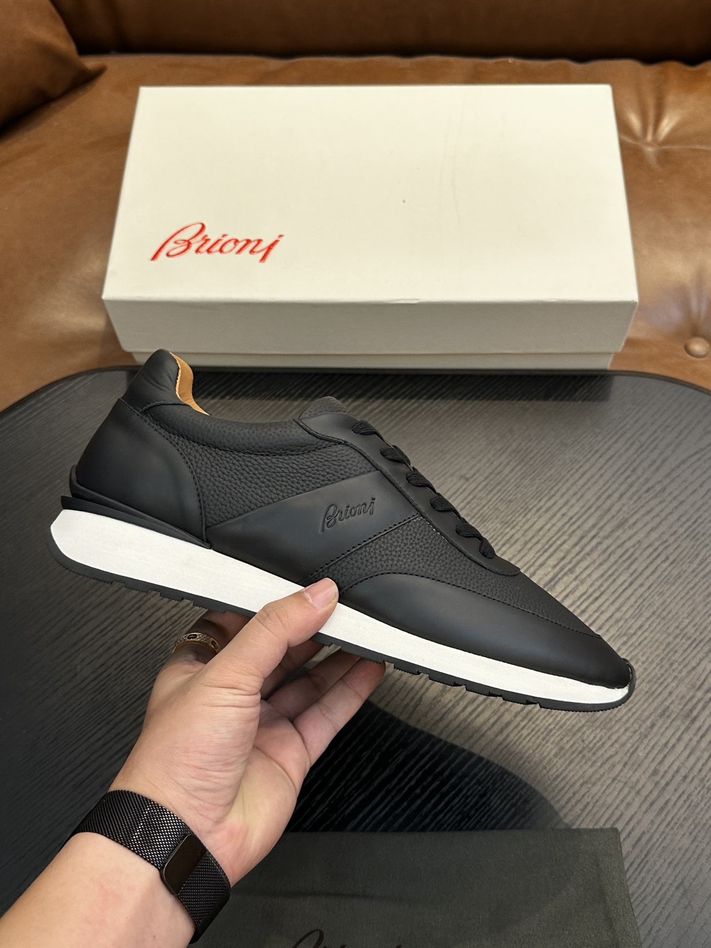 NO:680243,Brioni official website synchronized men's sneakers｜Mixed material running shoes｜Integrated design Brioni sewing label｜Integration of Nappa leather side straps and the brand's classic Legion stripes｜This running shoe is handcrafted in Italy｜Lightweight combined soft sole creates an elegant and extraordinary look Size39-44 (customized at 38.45.46),,sneakers19860909Brioni 官网同步男士运动鞋｜混合材质跑步鞋｜一体式设计Brioni缝纫标签｜融合纳帕皮侧饰带和品牌经典军团条纹｜这款跑步鞋在意大利手工精制而成｜轻质组合软底 打造高雅不凡造型 Size39-44（38.45.46定做）,,sneakers,Men's shoes