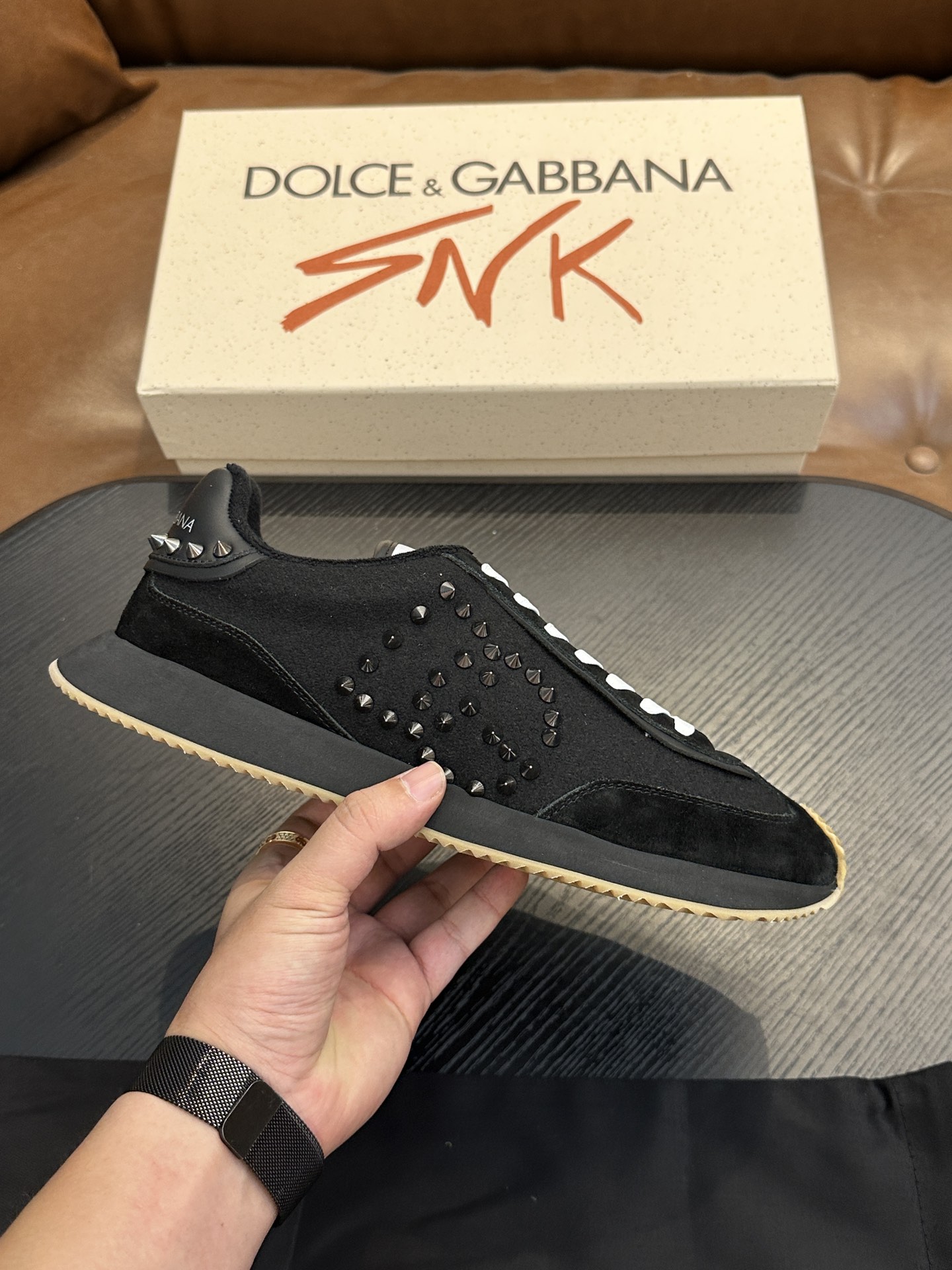 NO:575540,Dolce&Gabbana DG Cushion calfskin and velvet spliced sneakers | embellished with DG logo | lightweight, grippy rubber outsole with innovative design to provide superior performance | jacquard label adds timeless style | original imported cowhide | multiple material splicing design | imported cowhide lining cowhide feet | original TPR elastic outsole  Size39-44 (customized at 38.45.46), DG casual shoes, Dolce&Gabbana, sneakers, cowhide19860909Dolce&Gabbana DG Cushion 小牛皮与天鹅绒拼接运动鞋｜点缀 DG 徽标｜轻便、抓地力强的橡胶外底采用创新设计 提供卓越性能｜提花标签则增添隽永型格｜原版进口牛皮｜多种材质拼接设计｜进口牛皮内里 牛皮垫脚｜原版TPR弹力大底 Size39-44（38.45.46定做）,DG休闲鞋,Dolce&Gabbana,sneakers,cowhide,Men's shoes