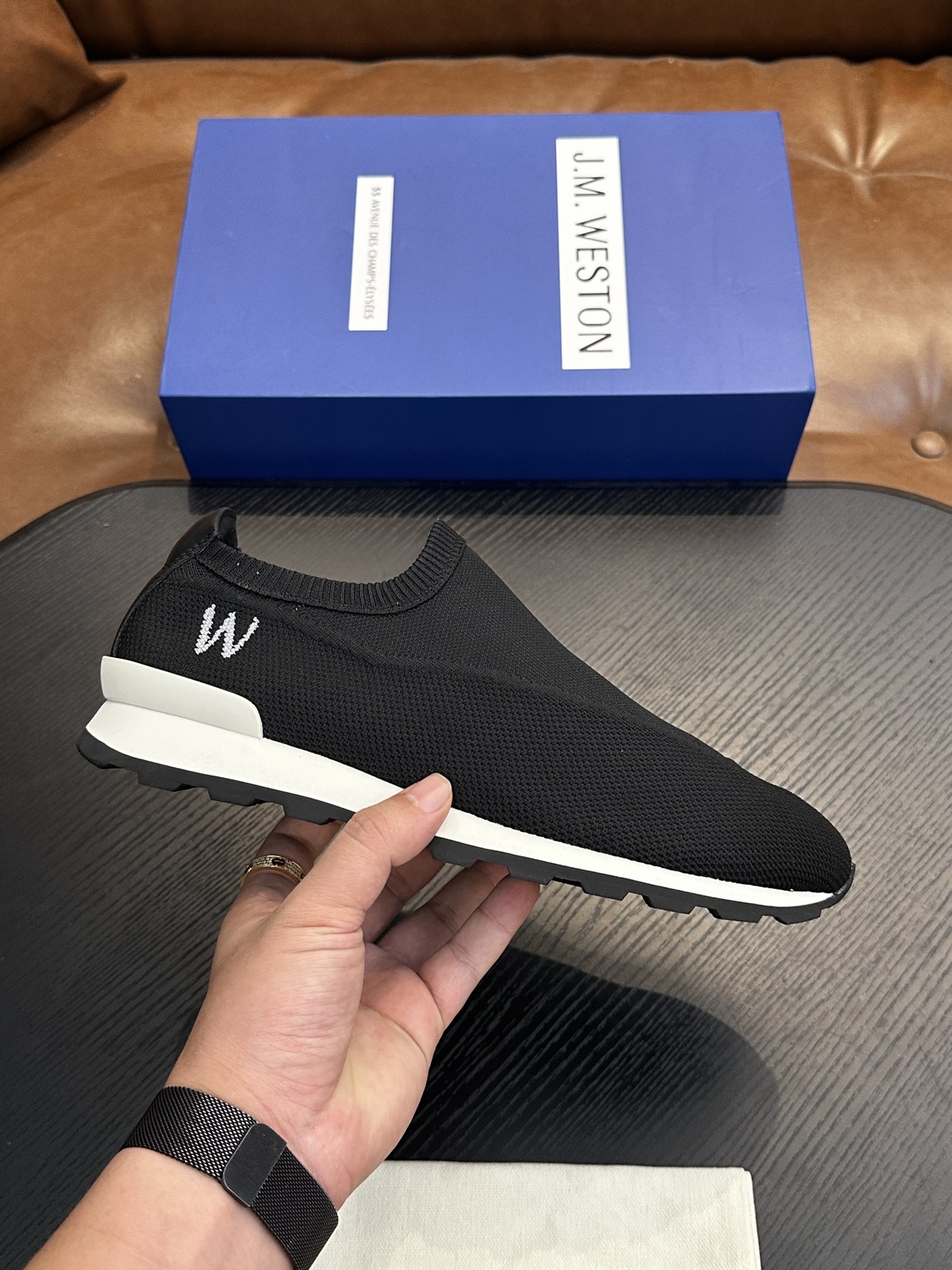 NO:575545,J.M. Weston's classic sneakers, men's lace-up casual sneakers, are launching a new model. About J.M. Weston, Limoges, founded in France in 1891, is a model for the production of luxury gentleman's leather shoes. With Goodyear Stitching as the golden rule of shoemaking technology, J.M. Weston perfectly arranges excellent traditional skills with it, reflecting the brand's consistent insistence on high quality. Its classic styles are timeless and inspire the current designer Michel  Inspired by Perry, we create elegant New Classics, Casual Chic and Casual Sport series. The most original spirit creates a unique style just for you. This selection of imported Italian soft calfskin + suede has a conspicuous 'W' accessory on the outer waist that is unobtrusive. The lining and insole are also cowhide. EVA midsole and non-slip and wear-resistant RB outsole make the shoes fashionable and comfortable on your feet. You deserve it.  Leather shoe size: 39/40/41/42/43/44 original box packaging + dust bag C4853056, J.M casual shoes, sneakers, cowhide19860909J.M.WESTON经典款运动鞋鞋,男士系带休闲鞋运动鞋,隆重推出新秀. 关于J.M. Weston,1891年创立于法国的Limoges,堪称是奢华绅士皮鞋的制作典范. 以Goodyear Stitching为金科玉律的制鞋工艺,J.M. Weston将卓越的传统技巧与之完美编排,折射出品牌对高品质的一贯坚持.其经典款式历久弥新,启发着现任设计师Michel Perry的灵感,创造出雅致的New Classics、Casual Chic及Casual Sport等系列.最为原创的精神,打造出专属于您的独特款式. 这款精选进口意大利柔软小牛皮+搭配反绒 外腰显眼的“W”配饰个性不张扬,牛皮内里,鞋垫也是牛皮 EVA中底和防滑耐磨的RB大底 让鞋子穿在脚上时尚又舒适,您值得拥有. 皮鞋码数:39/40/41/42/43/44 原盒包装+防尘袋 C4853056,J.M休闲鞋,sneakers,cowhide,Men's shoes