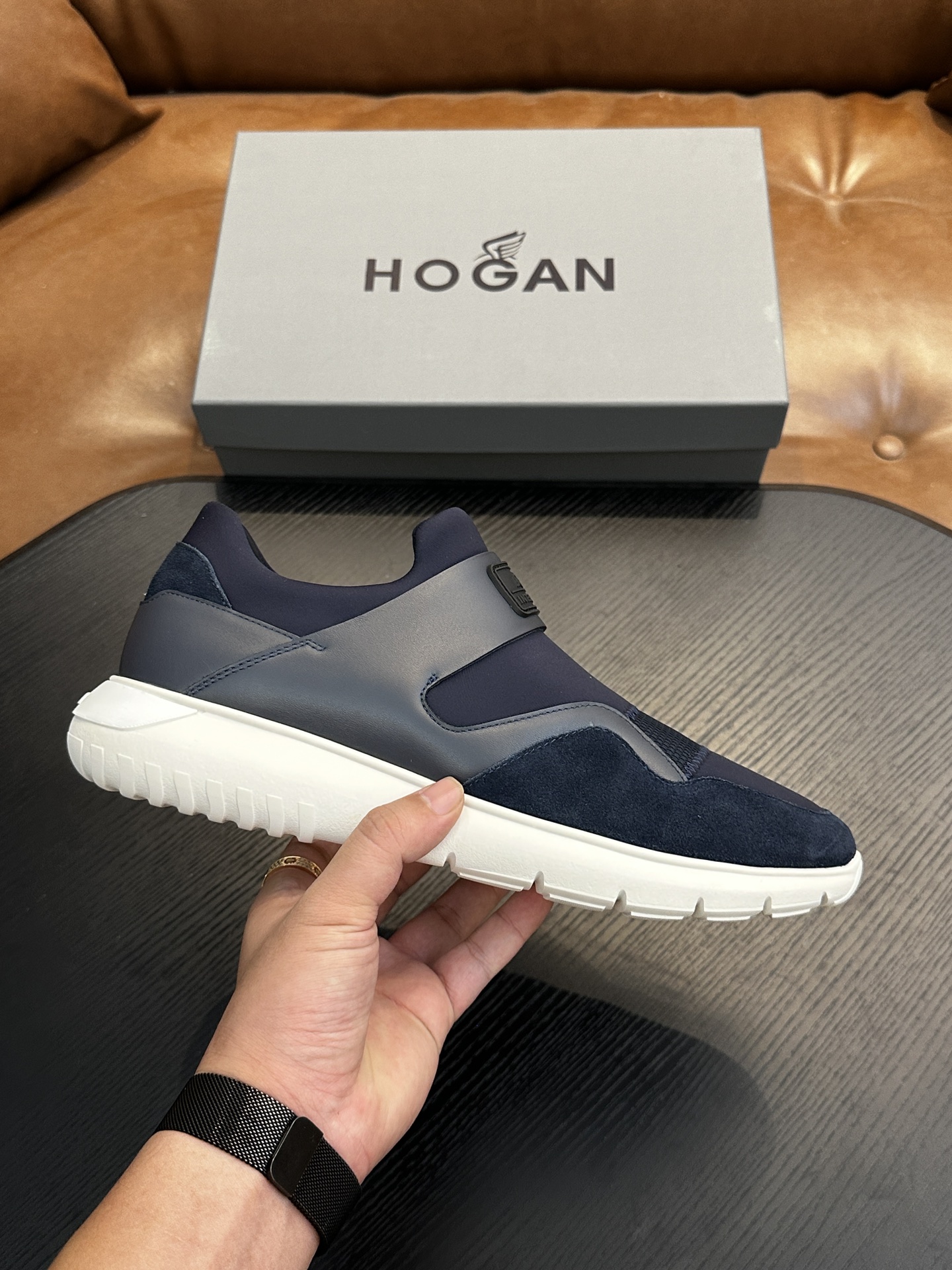 NO:575590,HOGAN H526 series sports Hi logo sneakers interpret the sports trend with new design. The upper is soft and wraps the feet. The smooth lines incorporate sports elements, with light oblique H letters on the sides. The staggered stripe design of lp and Tpu lightweight soles is more light and sporty. The material is imported calfskin. The lining is full cowhide. IP foam outsole. Light and comfortable. Size 39 40 41 42 43 44 Standard leather shoe size  1B12246,hogan,hogan,loro piana,cowhide19860909HOGAN霍根H526系列运动Hi logo板鞋 以设计新意演绎运动风潮 鞋面柔软包裹双脚 流畅线条融入运动元素,侧边饰轻斜H字母,lp加Tpu轻质鞋底交错条纹设计更显轻盈运动活力 面料进口小牛皮 内里垫脚全牛皮 IP发泡大底 轻便舒适 码数 39 40 41 42 43 44标准皮鞋尺码 1B12246,霍根,hogan,loro piana,cowhide,Men's shoes