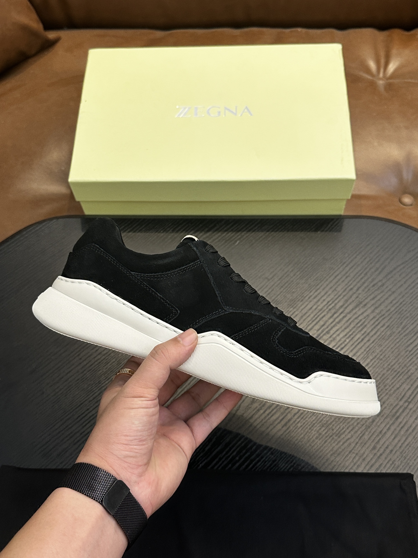 NO:604382,ZEGNA men's shoes and men's sports shoes!  Luxurious casual shoes, the latest catwalk models are synchronized with the official website!  PRODUCT INFORMATIONMONTE (MN·TE) means 'mountain' in Italian. It is inspired by the tree-lined trails in the Zegna oasis. The TRIPLE STITCHT Monte luxury casual shoes are aimed at hiking and are a good companion for travel at any time of the year. The shoes adopt a versatile low-top style, embellished with triple-cross details inspired by the hand-stitching of Zegna jackets, and are equipped with innovations that can provide greater friction during outdoor activities!  Ermenegildo Zegna's famous tailoring series hand-made triple stitching design, diamond-shaped punching on the upper, better breathability, strong grip, ensuring safety. The fabric is made of high-quality Lapa cowhide, with fashionable splicing. The combination of lightweight foam and Vibrate special rubber sole is light on the foot without being bulky. The outsole is equipped with anti-slip sheets, which are cold-resistant, non-slip and have strong grip!  Suitable for daily wear, sports, hiking and outdoor use!  Leather shoe size: 39/40/41/42/43/44/45 (46.47 can be customized) original box packaging + dust bag,,zegna,sneakers,jackets & coats,cowhide19860909ZEGNA 杰尼亚 男鞋男士运动鞋！奢华休闲鞋 最新走秀款官网同步！ PRODUCT INFORMATIONMONTE (MN·TE)在意大利语中意为“高山”.其灵感源自杰尼亚绿洲中的林荫小径.TRIPLE STITCHT Monte奢华休闲鞋以徒步旅行为目标,是全年之内任何时节外出旅行时的良伴.鞋履采用百搭的低帮款式,点缀灵感源自杰尼亚夹克手工缝线的三交叉细节,同时配备能够在户外活动时提供更大摩擦力的创新！ 杰尼亚著名精裁系列手工三重缝线设计,鞋面菱形冲孔,透气性能更佳良好,强大的抓地力,确保安全性.面料采用优质拉帕牛皮,拼接时尚潮流.轻质发泡和Vibrate专用橡胶底组合,上脚轻便不显笨重,大底底掌加用防滑片,耐寒、防滑,抓地性强！适用于日常穿搭、运动徒步户外！ 皮鞋码数:39/40/41/42/43/44/45（46.47可以订做）原盒包装+防尘袋,,zegna,sneakers,jackets & coats,cowhide,Men's shoes