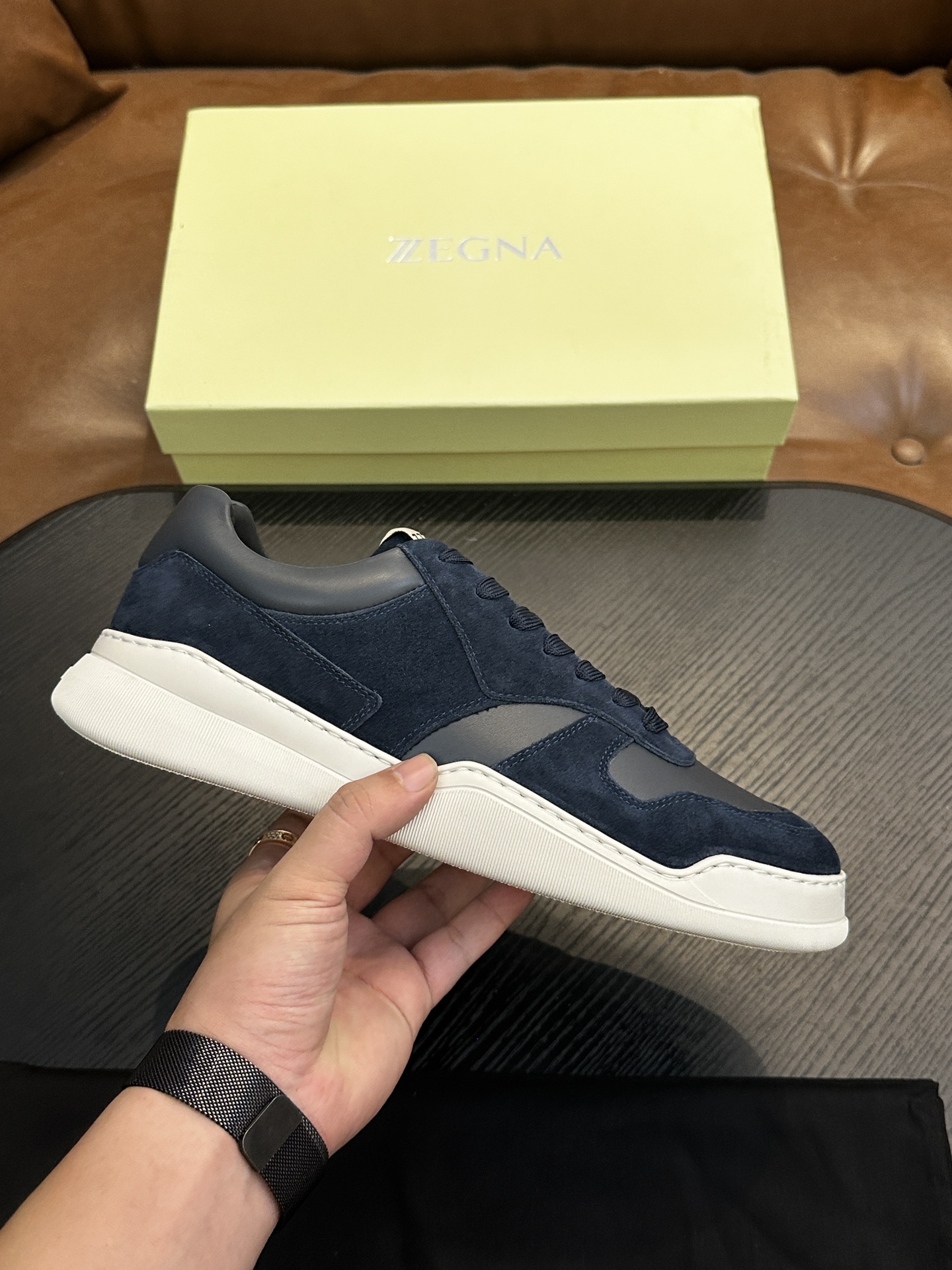 NO:604388,ZEGNA men's shoes and men's sports shoes!  Luxurious casual shoes, the latest catwalk models are synchronized with the official website!  PRODUCT INFORMATIONMONTE (MN·TE) means 'mountain' in Italian. It is inspired by the tree-lined trails in the Zegna oasis. The TRIPLE STITCHT Monte luxury casual shoes are aimed at hiking and are a good companion for travel at any time of the year. The shoes adopt a versatile low-top style, embellished with triple-cross details inspired by the hand-stitching of Zegna jackets, and are equipped with innovations that can provide greater friction during outdoor activities!  Ermenegildo Zegna's famous tailoring series hand-made triple stitching design, diamond-shaped punching on the upper, better breathability, strong grip, ensuring safety. The fabric is made of high-quality Lapa cowhide, with fashionable splicing. The combination of lightweight foam and Vibrate special rubber sole is light on the foot without being bulky. The outsole is equipped with anti-slip sheets, which are cold-resistant, non-slip and have strong grip!  Suitable for daily wear, sports, hiking and outdoor use!  Leather shoe size: 39/40/41/42/43/44/45 (46.47 can be customized) original box packaging + dust bag,,zegna,sneakers,jackets & coats,cowhide19860909ZEGNA 杰尼亚 男鞋男士运动鞋！奢华休闲鞋 最新走秀款官网同步！ PRODUCT INFORMATIONMONTE (MN·TE)在意大利语中意为“高山”.其灵感源自杰尼亚绿洲中的林荫小径.TRIPLE STITCHT Monte奢华休闲鞋以徒步旅行为目标,是全年之内任何时节外出旅行时的良伴.鞋履采用百搭的低帮款式,点缀灵感源自杰尼亚夹克手工缝线的三交叉细节,同时配备能够在户外活动时提供更大摩擦力的创新！ 杰尼亚著名精裁系列手工三重缝线设计,鞋面菱形冲孔,透气性能更佳良好,强大的抓地力,确保安全性.面料采用优质拉帕牛皮,拼接时尚潮流.轻质发泡和Vibrate专用橡胶底组合,上脚轻便不显笨重,大底底掌加用防滑片,耐寒、防滑,抓地性强！适用于日常穿搭、运动徒步户外！ 皮鞋码数:39/40/41/42/43/44/45（46.47可以订做）原盒包装+防尘袋,,zegna,sneakers,jackets & coats,cowhide,Men's shoes