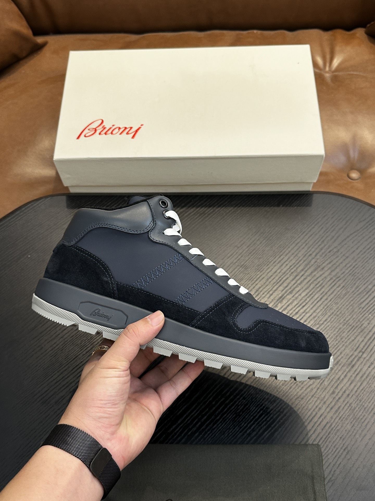 NO:575536,Brioni official website sync men's autumn and winter short boots｜Mixed material running shoes｜Integrated design Brioni sewing label｜Integration of Nappa leather side straps and the brand's classic Legion stripes｜This running shoe is handcrafted in Italy｜Lightweight combined soft sole to create an elegant and extraordinary look Size39-44 (customized at 38.45.46), Brioni, boots19860909Brioni 官网同步男士秋冬短靴｜混合材质跑步鞋｜一体式设计Brioni缝纫标签｜融合纳帕皮侧饰带和品牌经典军团条纹｜这款跑步鞋在意大利手工精制而成｜轻质组合软底 打造高雅不凡造型 Size39-44（38.45.46定做）,Brioni,boots,Men's shoes