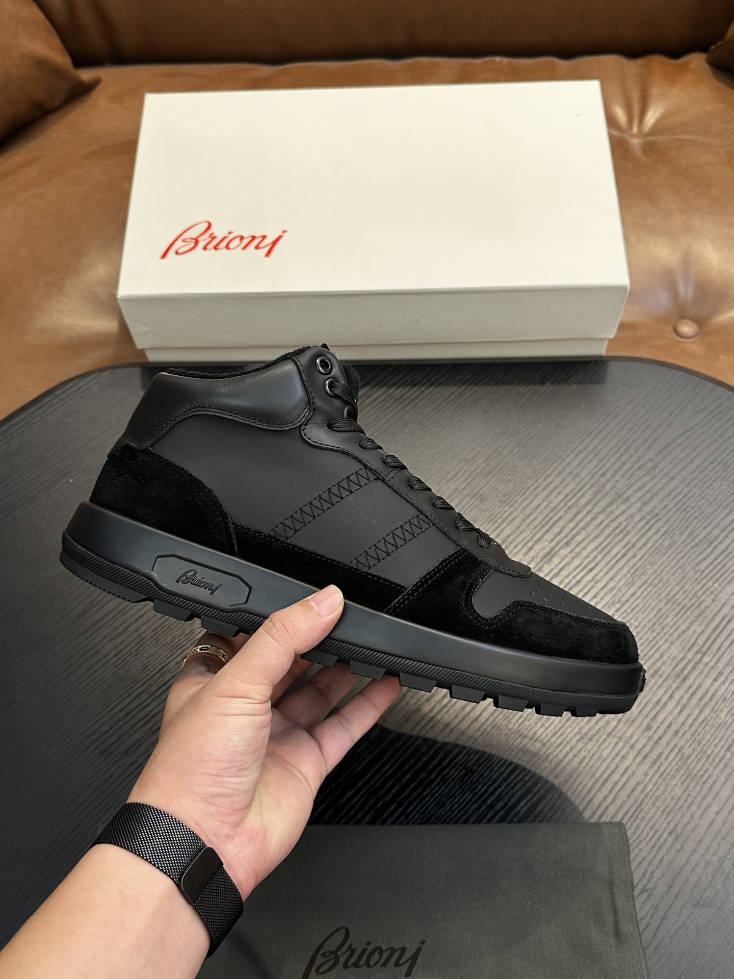 NO:680246,Brioni official website sync men's autumn and winter short boots｜Mixed material running shoes｜Integrated design Brioni sewing label｜Integration of Nappa leather side straps and the brand's classic Legion stripes｜This running shoe is handcrafted in Italy｜Lightweight combined soft sole to create an elegant and extraordinary look Size39-44 (customized at 38.45.46),,boots19860909Brioni 官网同步男士秋冬短靴｜混合材质跑步鞋｜一体式设计Brioni缝纫标签｜融合纳帕皮侧饰带和品牌经典军团条纹｜这款跑步鞋在意大利手工精制而成｜轻质组合软底 打造高雅不凡造型 Size39-44（38.45.46定做）,,boots,Men's shoes