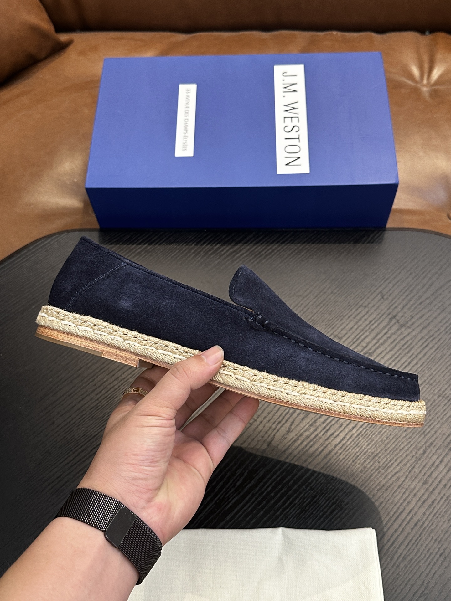 NO:575555,J.M. Weston's classic sneakers, men's lace-up casual sneakers, are launching a new model. About J.M. Weston, Limoges, founded in France in 1891, is a model for the production of luxury gentleman's leather shoes. With Goodyear Stitching as the golden rule of shoemaking technology, J.M. Weston perfectly arranges excellent traditional skills with it, reflecting the brand's consistent insistence on high quality. Its classic styles are timeless and inspire the current designer Michel  Inspired by Perry, we create elegant New Classics, Casual Chic and Casual Sport series. The most original spirit creates a unique style just for you. This selection of imported Italian soft calfskin + suede has a conspicuous 'W' accessory on the outer waist that is unobtrusive. The lining and insole are also cowhide. EVA midsole and non-slip and wear-resistant RB outsole make the shoes fashionable and comfortable on your feet. You deserve it.  Leather shoe size: 39/40/41/42/43/44 original box packaging + dust bag C4853056, J.M casual shoes, sneakers, cowhide19860909J.M.WESTON经典款运动鞋鞋,男士系带休闲鞋运动鞋,隆重推出新秀. 关于J.M. Weston,1891年创立于法国的Limoges,堪称是奢华绅士皮鞋的制作典范. 以Goodyear Stitching为金科玉律的制鞋工艺,J.M. Weston将卓越的传统技巧与之完美编排,折射出品牌对高品质的一贯坚持.其经典款式历久弥新,启发着现任设计师Michel Perry的灵感,创造出雅致的New Classics、Casual Chic及Casual Sport等系列.最为原创的精神,打造出专属于您的独特款式. 这款精选进口意大利柔软小牛皮+搭配反绒 外腰显眼的“W”配饰个性不张扬,牛皮内里,鞋垫也是牛皮 EVA中底和防滑耐磨的RB大底 让鞋子穿在脚上时尚又舒适,您值得拥有. 皮鞋码数:39/40/41/42/43/44 原盒包装+防尘袋 C4853056,J.M休闲鞋,sneakers,cowhide,Men's shoes