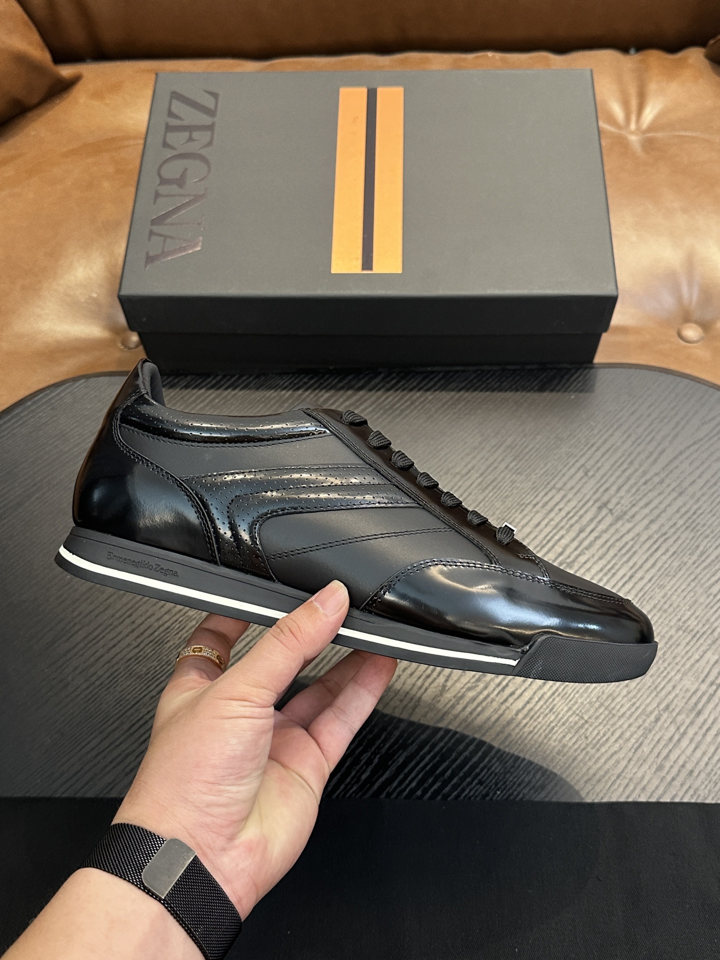 NO:574811,ZEGNA men's shoes men's sports shoes!  Luxurious casual shoes, the latest catwalk models are synchronized with the official website!  PRODUCT INFORMATIONMONTE (MN·TE) means 'mountain' in Italian. It is inspired by the tree-lined trails in the Zegna oasis. The TRIPLE STITCHT Monte luxury casual shoes are aimed at hiking and are a good companion for travel at any time of the year. The shoes adopt a versatile low-top style, embellished with triple-cross details inspired by the hand-stitching of Zegna jackets, and are equipped with innovations that can provide greater friction during outdoor activities!  Ermenegildo Zegna's famous tailoring series hand-made triple stitching design, diamond-shaped punching on the upper, better breathability, strong grip, ensuring safety. The fabric is made of high-quality Lapa cowhide, with fashionable splicing. The combination of lightweight foam and Vibrate special rubber sole is light on the foot without being bulky. The outsole is equipped with anti-slip sheets, which are cold-resistant, non-slip and have strong grip!  Suitable for daily wear, sports, hiking and outdoor use!  Leather shoe size: 39/40/41/42/43/44/45 (46.47 can be customized) original box packaging + dust bag,,zegna,sneakers,jackets & coats,cowhide19860909ZEGNA杰尼亚男鞋男士运动鞋！奢华休闲鞋 最新走秀款官网同步！ PRODUCT INFORMATIONMONTE (MN·TE)在意大利语中意为“高山”.其灵感源自杰尼亚绿洲中的林荫小径.TRIPLE STITCHT Monte奢华休闲鞋以徒步旅行为目标,是全年之内任何时节外出旅行时的良伴.鞋履采用百搭的低帮款式,点缀灵感源自杰尼亚夹克手工缝线的三交叉细节,同时配备能够在户外活动时提供更大摩擦力的创新！ 杰尼亚著名精裁系列手工三重缝线设计,鞋面菱形冲孔,透气性能更佳良好,强大的抓地力,确保安全性.面料采用优质拉帕牛皮,拼接时尚潮流.轻质发泡和Vibrate专用橡胶底组合,上脚轻便不显笨重,大底底掌加用防滑片,耐寒、防滑,抓地性强！适用于日常穿搭、运动徒步户外！ 皮鞋码数:39/40/41/42/43/44/45（46.47可以订做）原盒包装+防尘袋,,zegna,sneakers,jackets & coats,cowhide,Men's shoes