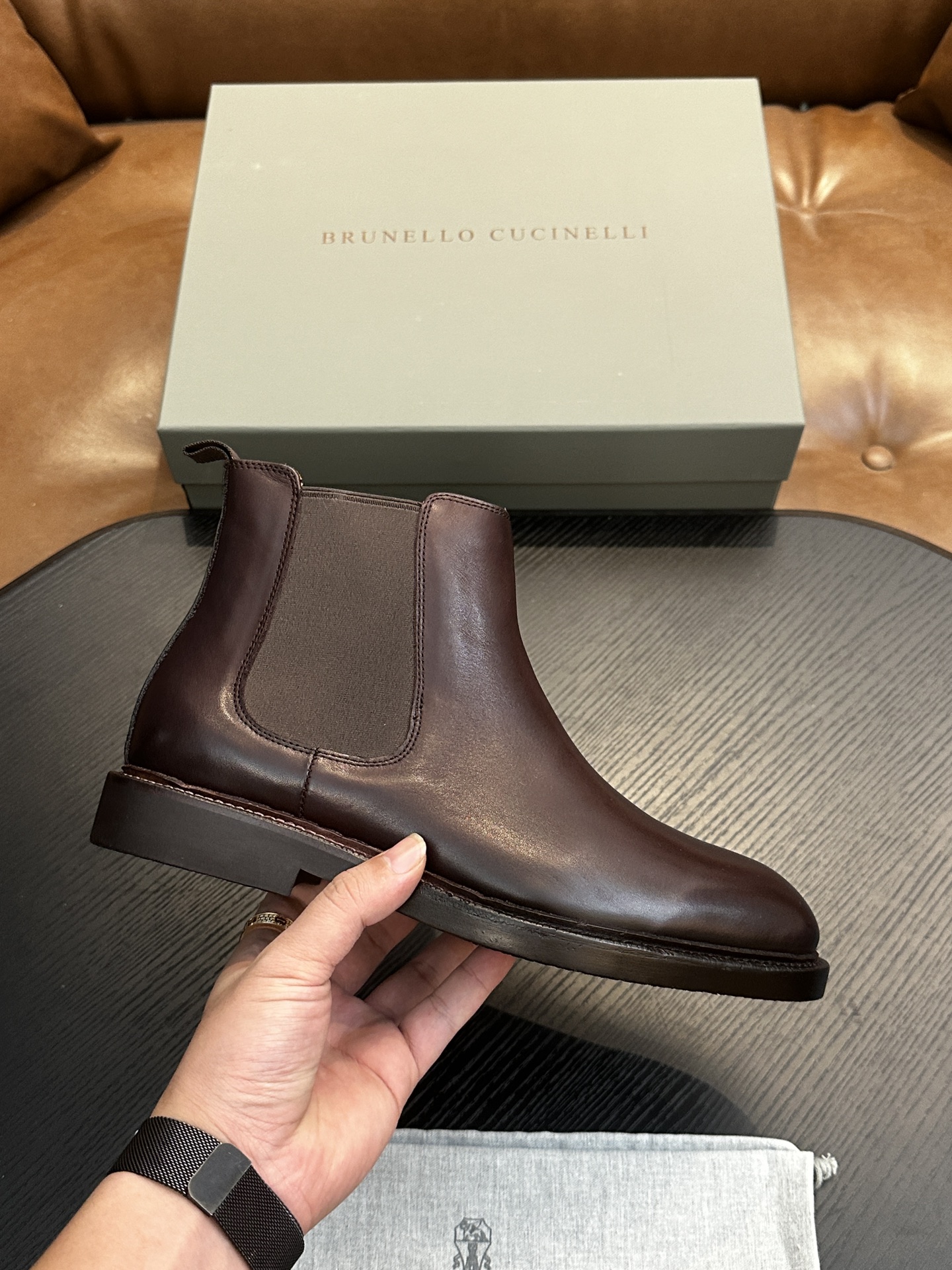 NO:575584,Brunello Cucinelli (BC) new autumn and winter men's suede Chelsea short boots | The suede texture of the suede perfectly matches the exquisite corridor shape of the iconic shoe | The leather shoe lining and genuine leather strip-edged lightweight rubber sole complete the comfortable design of the shoe Size39-44 (customized at 38.45.46), BC men's boots, brunello cucinelli, boots, chamois leather19860909Brunello Cucinelli (BC)秋冬新款男士绒面切尔西短靴｜麂皮的绒面质感与标志性鞋款的精致廊形完美匹配｜皮革鞋衬和真皮延条包边轻质橡胶的鞋底完美了鞋子的舒适感设计 Size39-44（38.45.46定做),BC男靴,brunello cucinelli,boots,chamois leather,Men's shoes