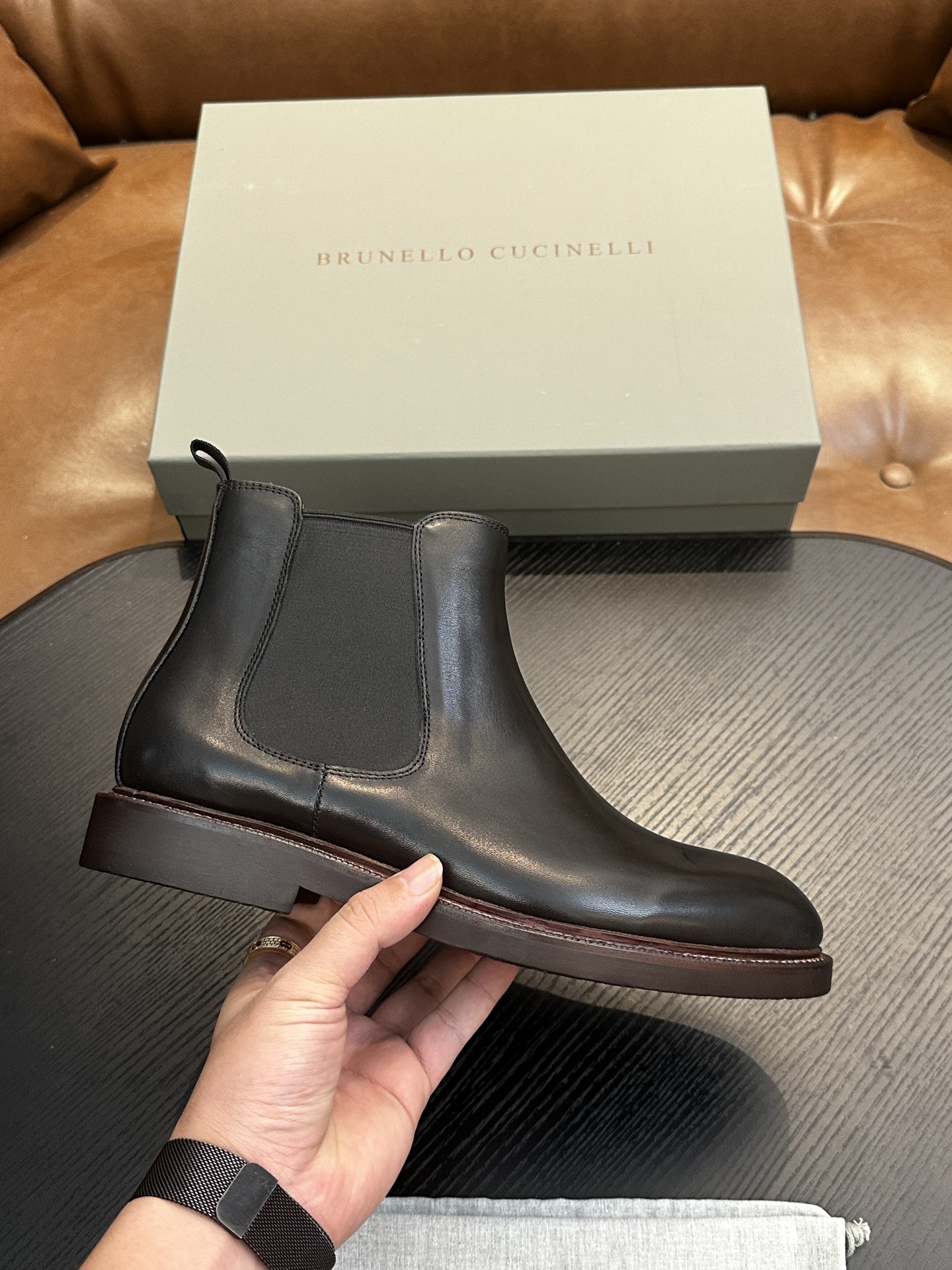 NO:604055,Brunello Cucinelli (BC) new autumn and winter men's suede Chelsea short boots | The suede texture of the suede perfectly matches the exquisite corridor shape of the iconic shoe | The leather shoe lining and genuine leather strip-edged lightweight rubber sole complete the comfortable design of the shoe Size39-44 (customized at 38.45.46), BC men's boots, brunello cucinelli, boots, chamois leather19860909Brunello Cucinelli (BC)秋冬新款男士绒面切尔西短靴｜麂皮的绒面质感与标志性鞋款的精致廊形完美匹配｜皮革鞋衬和真皮延条包边轻质橡胶的鞋底完美了鞋子的舒适感设计 Size39-44（38.45.46定做),BC男靴,brunello cucinelli,boots,chamois leather,Men's shoes