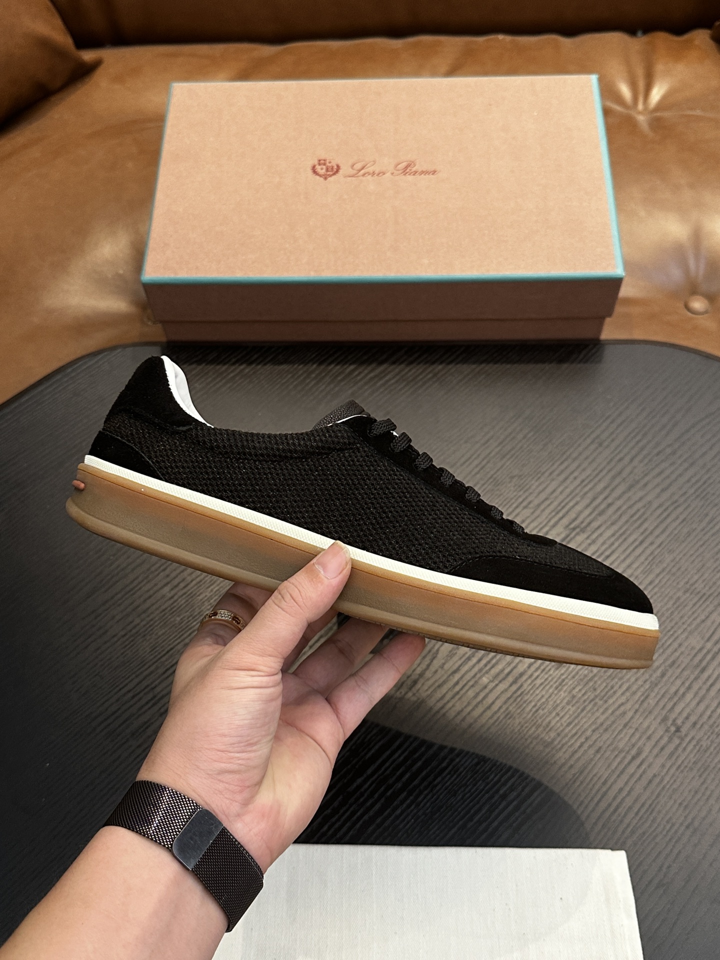 NO:620371,LP new product LoroPian*/Noyo-Pianya LP home Teenis  Walk series men's casual moral training sneakers｜Made of imported fine cowhide leather spliced with wool fabric｜Highlights sports style｜Logo embossed on the heel｜Original mold opening｜The combination of raw rubber translucent soles and color welts adds a sense of modernity to the shoes｜The overall shoes are refreshing and easy to match｜Full cowhide lining for feet｜Counter original box packaging with dust bag  Size39-44 (customized at 38.45.46), LP casual shoes, loro piana, loro piana, cowhide19860909LP新品LoroPian*/诺悠-翩雅 LP家Teenis walk系列男士休闲德训板鞋｜采用进口细腻牛皮拼接羊毛面料｜突显运动风范｜后跟饰logo压花｜原版开模｜生胶色半透明鞋底组合颜色沿条则更为鞋子添增了一线现代感｜鞋子整体清清爽爽易搭配｜全牛皮内里垫脚｜专柜原盒包装附防尘袋 Size39-44（38.45.46订做),LP休闲鞋,loro piana,loro piana,cowhide,Men's shoes