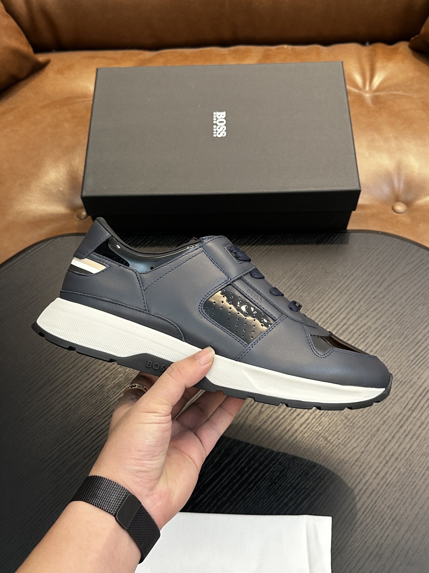 NO:575599,BOSS men's new slip-on leather casual sneakers are now available!  Carefully crafted from imported pebbled calfskin, the leather is soft, delicate and shiny, with leather tassel pendant decoration on the upper, meticulous and even handmade mark routing, classic casual style, non-slip and wear-resistant rubber outsole, light and comfortable, foot set design with soft cowhide lining and feet, the upper foot is comfortable and breathable, and comes with a dust bag packed in the original box!  Size 39-40-41-42-43-44 (45.46 customized) standard leather shoe size, BOOS casual shoes, cowhide19860909BOSS男士新款套脚皮革休闲板鞋出货！ 选用进口荔枝纹小牛皮精心制作,皮质柔软细腻有光泽,鞋面皮革流苏吊坠装饰,细致均匀的手工马克走线,经典休闲版型,防滑耐磨橡胶大底,轻便舒适,套脚设计搭配柔软牛皮内里及垫脚,上脚舒适透气,配原盒包装防尘袋！ 尺码39-40-41-42-43-44（45.46订做）标准皮鞋码数,BOOS 休闲鞋,cowhide,Men's shoes