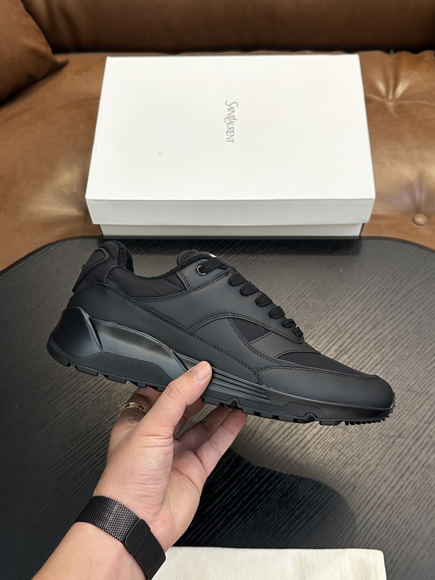 NO:588776,SAINT LAURENT low-top lace-up sneakers S/L61 official website new brand flagship store, Italian original grain cowhide + front panel decorated with perforated leather, pull tab decorated with golden SAINT LAURENT logo, side decorated with SL 61 logo, embossed Saint Laurent logo on the back, Tw soft terry cloth lining, further enhancing the softness, breathability and wrapping of the shoe, no midsole lasting method, plus memory footbed insole!  The foot feels more comfortable and lighter, the environmentally friendly anti-slip rubber two-color outsole, and the genuine lines around the outsole further enhance the comfort and firmness of the entire pair of shoes, and the details speak for themselves perfectly!  Size: 39/40/41/42/43/44 /45 original box packaging + dust bag, saint laurent, saint laurent, sneakers, cowhide19860909SAINT LAURENT圣罗兰低帮系带运动鞋 S/L61官网新款 品牌旗舰店同步、意大利原胚粒面牛皮+正面饰片点缀多孔皮革、拉环饰以金色SAINT LAURENT标志,侧面饰以SL 61标志 后帮压印圣罗兰标志 内里Tw柔软毛巾布、更加增强鞋子的柔软性、透气性及包裹性、无中底套楦做法、加记忆脚床鞋垫！脚感更加无比舒适轻便 、环保防滑橡胶双色大底、大底周圈车真线 更加增强了整双鞋子的舒适度 牢固度 完美用细节说话 ！ 尺码:39/40/41/42/43/44 /45原盒包装+防尘袋,,saint laurent,saint laurent,sneakers,cowhide,Men's shoes