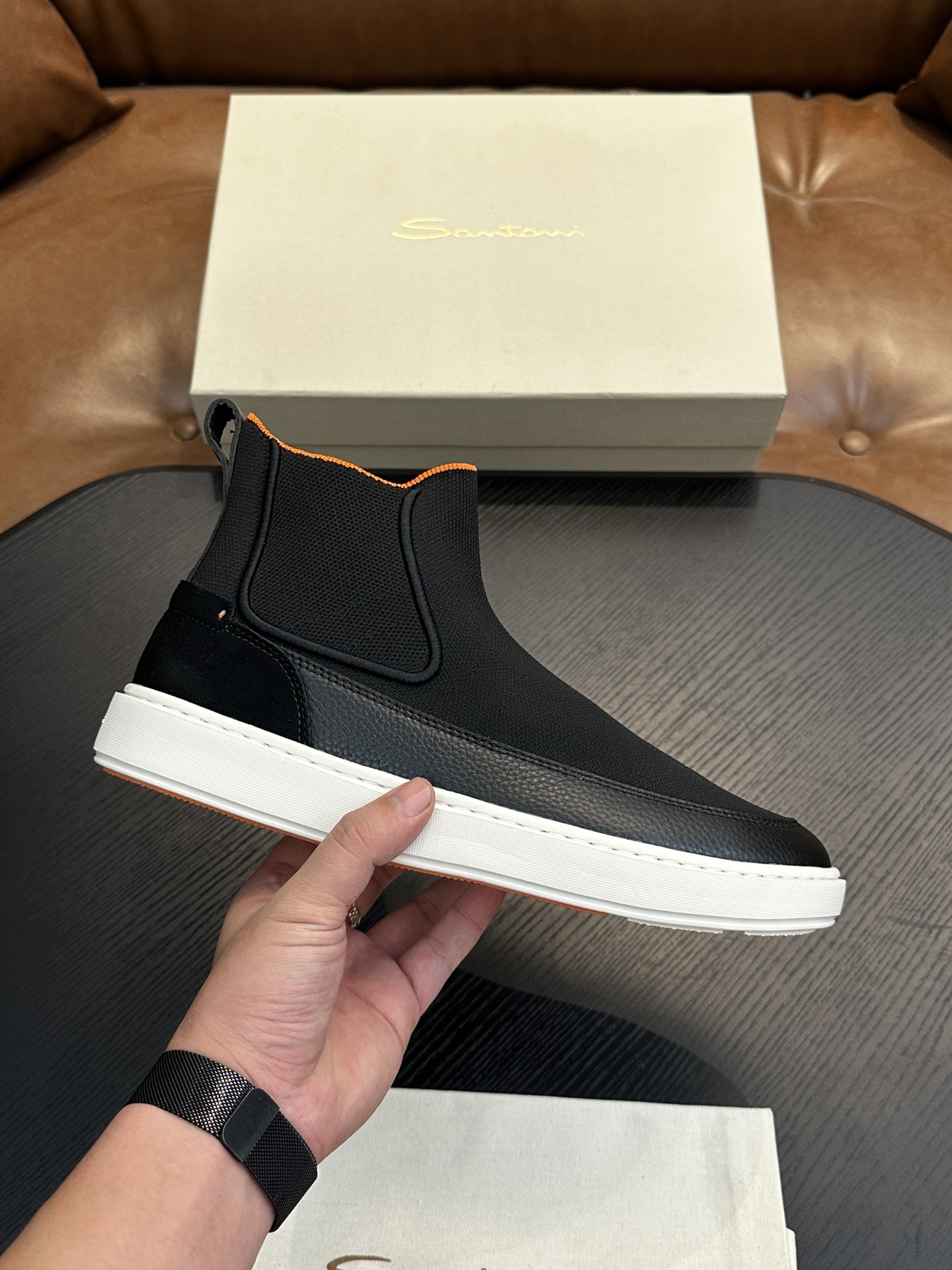 NO:575602,Santoni (Santoni) Italian men's handmade calfskin shoes are shipped!  Each pair of shoes from this Italian handmade shoe brand has a simple and classic design, which is very comfortable and versatile!  It is not accurate to describe the Italian shoe brand Santoni as 'nouveau riche'. Although it is very young, its appearance and temperament are quite sophisticated, and it can even be said that it is well versed in the ways of the world. The toe of the shoe adopts a classic two-section design concept, and all trimming parts are processed by Italian oil edge technology, giving a 360-degree vision without rough edges!  Internal and external waist without lining design!  The real-line method of glueing the empty circle around the outsole is environmentally friendly and does not open the glue!  The upper material of this shoe is made of imported grained calfskin. When you lift it from the back of the leather, you can see very clear pores!  The inside is made of calf and will not slip or fade!  The outsole is made of a combination of IP outsole and TPU backing sheet, which is light and comfortable on the foot!  The brand's special molded footbed has a layer of high-elastic foam in the middle of the insole that makes it easy to put on your feet. Exclusive private mold control, long-term availability!  Original box packaging, with shoe storage bag!  39 40 41 42 43 44, Santoni sneakers, sneakers, cowhide19860909Santoni(圣东尼）意大利男士手工小牛皮鞋出货！这个意大利纯手工鞋履品牌的每一双鞋设计简洁经典,上脚非常舒适百搭！ 用“新贵”来形容意大利鞋履品牌Santoni,并不准确,尽管它很年轻,但呈现出的相貌和气质却相当老练,甚至可以说深谙世故之道. 鞋子鞋头部位采用经典的两节设计理念,切边部位全部经过意大利油边工艺处理,360度无毛边视觉！内外腰无内里设计！大底周圈空胶车真线做法,即环保又不开胶！ 此款鞋面面料采用进囗粒面摔花小牛皮,从皮料反面顶起来会看到很清晰的毛孔！内里进囗小牛里,不打滑,不掉色！大底采用ip大底加tpu底片组合成型,上脚轻便舒适！品牌专用开模脚床,鞋垫中间有一层高弹泡棉上脚轻快.独家私模可控,长期有货！原盒包装,配鞋履收纳袋！39 40 41 42 43 44,圣东尼 运动鞋,sneakers,cowhide,Men's shoes