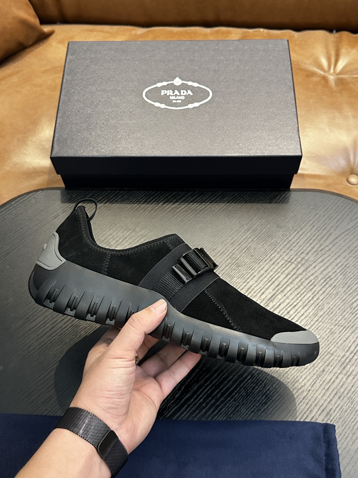 NO:620693,Prad*Prada new men's nylon fabric sneakers  This casual sports shoe combines elegant and innovative design. It is made of nylon stretch fabric and has a slip-on design. The upper strap is equipped with an adjustable metal buckle, and the letter 'PRADA' is eye-catching on the side of the shoe.  H leather shoe size: 39/40/41/42/43/44/45, prada, prada, sneakers, cowhide19860909Prad*普拉达 新款男士尼龙织物运动鞋 这款休闲运动鞋,融合优雅而创新的设计,用尼龙弹力织物面料打造,套脚设计,鞋面饰带配有可调节金属搭扣,饰以'PRADA'字母在鞋侧引人注目,鞋口收边细节,后跟饰有织带鞋提拉袢,搭配轮胎纹橡胶大底,前后包裹细节,保护双脚,款式简约百搭,徽标牛皮垫脚加持,使整体廓形充满独特的混搭魅力.配全套原包装！ H皮鞋码数:39/40/41/42/43/44/45,,prada,prada,sneakers,cowhide,Men's shoes