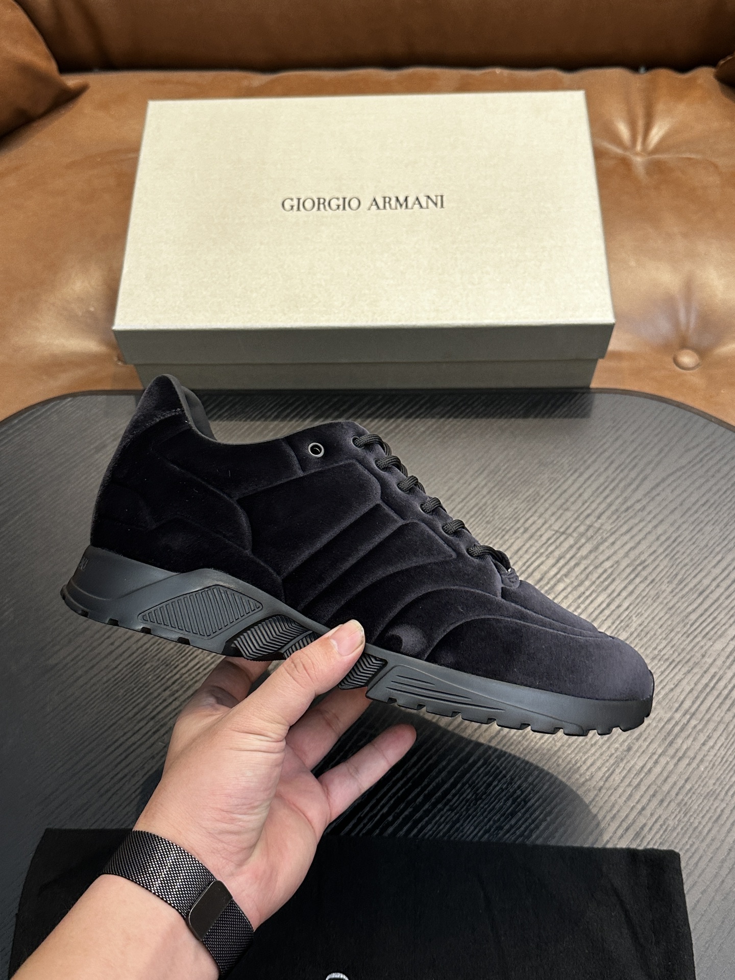 NO:620692,GIORGIO ARMANI/Men's suede sheep split leather lace-up low-top flat sneakers GIORGIO ARMANI sneakers are made of suede sheep split leather, which is soft to the touch and can be easily folded and stored after taking out the insole. This sneaker is from the Gyo series and is inspired by Armani  Iconic deconstructed jacket in this season's color scheme. It comes with an exclusive storage box. With its simple and elegant design, it is suitable for a variety of occasions and is suitable for carrying when traveling, allowing you to change into comfortable shoes at any time. Sizes 39-40-41-42-43-44-45, armani, sneakers, jackets & coats19860909GIORGIO ARMANI/男士绒面羊剖层革系带低帮平底运动鞋 GIORGIO ARMANI 运动鞋甄选绒面羊剖层革制成,触感柔软,在取出鞋垫后可以轻松折叠收纳.这款运动鞋出自Gyo系列,灵感源自Armani 标志性的解构夹克,并采用本季配色.其配有专属的收纳盒,凭借简约大方的设计,适用于多种场合,适合旅行时携带,方便您随时更换舒适的鞋履. 尺码39-40-41-42-43-44-45,,armani,sneakers,jackets & coats,Men's shoes