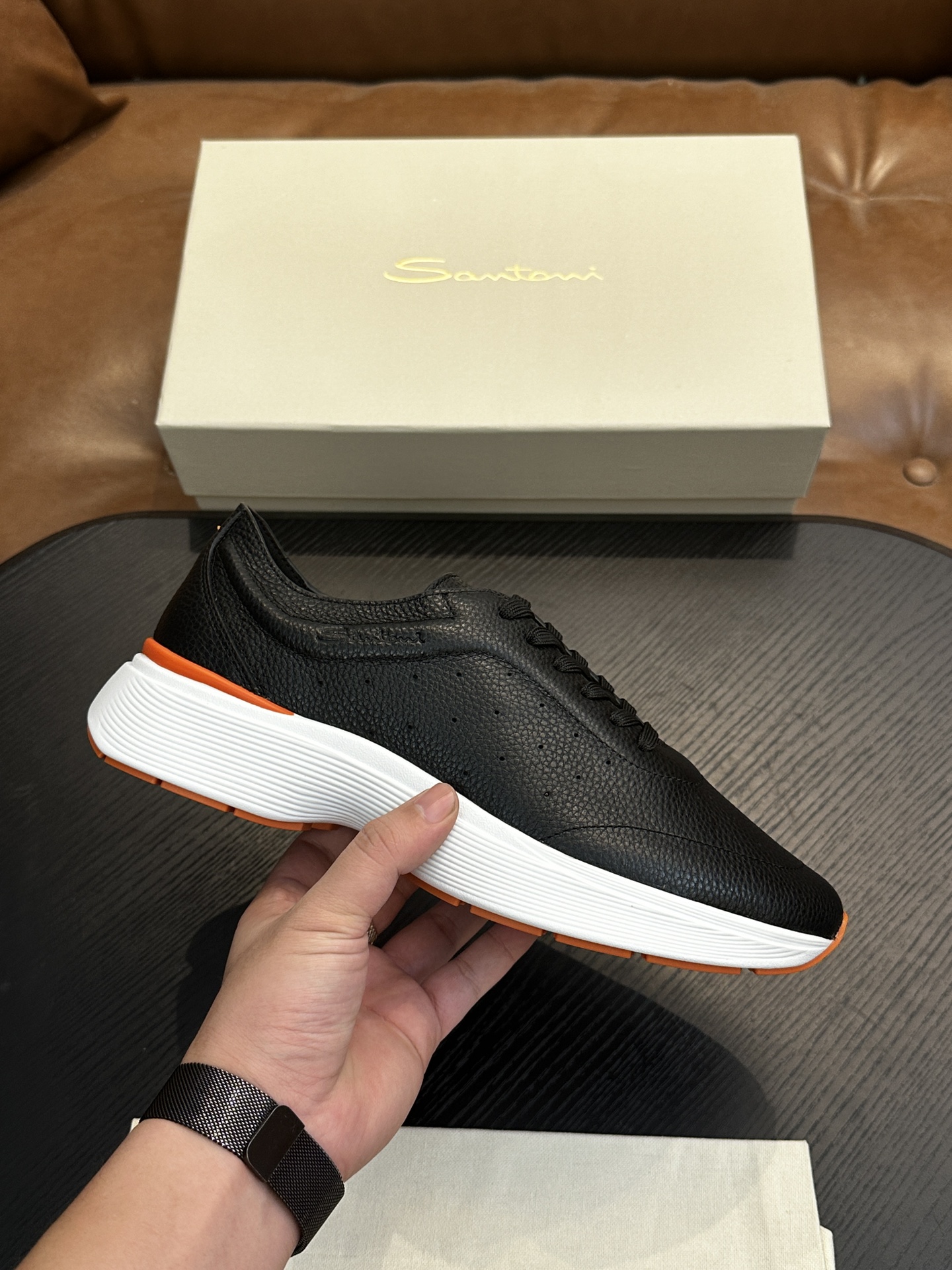 NO:639702,Santoni (Santoni) Italian men's handmade calfskin shoes are shipped!  Each pair of shoes from this Italian handmade shoe brand has a simple and classic design, which is very comfortable and versatile!  It is not accurate to describe the Italian shoe brand Santoni as 'nouveau riche'. Although it is very young, its appearance and temperament are quite sophisticated, and it can even be said that it is well versed in the ways of the world. The toe of the shoe adopts a classic two-section design concept, and all trimming parts are processed by Italian oil edge technology, giving a 360-degree vision without rough edges!  Internal and external waist without lining design!  The real-line method of glueing the empty circle around the outsole is environmentally friendly and does not open the glue!  The upper material of this shoe is made of imported grained calfskin. When you lift it from the back of the leather, you can see very clear pores!  The inside is made of calf and will not slip or fade!  The outsole is made of a combination of IP outsole and TPU backing sheet, which is light and comfortable on the foot!  The brand's special molded footbed has a layer of high-elastic foam in the middle of the insole that makes it easy to put on your feet. Exclusive private mold control, long-term availability!  Original box packaging, with shoe storage bag!  39 40 41 42 43 44,,cowhide19860909Santoni(圣东尼）意大利男士手工小牛皮鞋出货！这个意大利纯手工鞋履品牌的每一双鞋设计简洁经典,上脚非常舒适百搭！ 用“新贵”来形容意大利鞋履品牌Santoni,并不准确,尽管它很年轻,但呈现出的相貌和气质却相当老练,甚至可以说深谙世故之道. 鞋子鞋头部位采用经典的两节设计理念,切边部位全部经过意大利油边工艺处理,360度无毛边视觉！内外腰无内里设计！大底周圈空胶车真线做法,即环保又不开胶！ 此款鞋面面料采用进囗粒面摔花小牛皮,从皮料反面顶起来会看到很清晰的毛孔！内里进囗小牛里,不打滑,不掉色！大底采用ip大底加tpu底片组合成型,上脚轻便舒适！品牌专用开模脚床,鞋垫中间有一层高弹泡棉上脚轻快.独家私模可控,长期有货！原盒包装,配鞋履收纳袋！39 40 41 42 43 44,,cowhide,Men's shoes