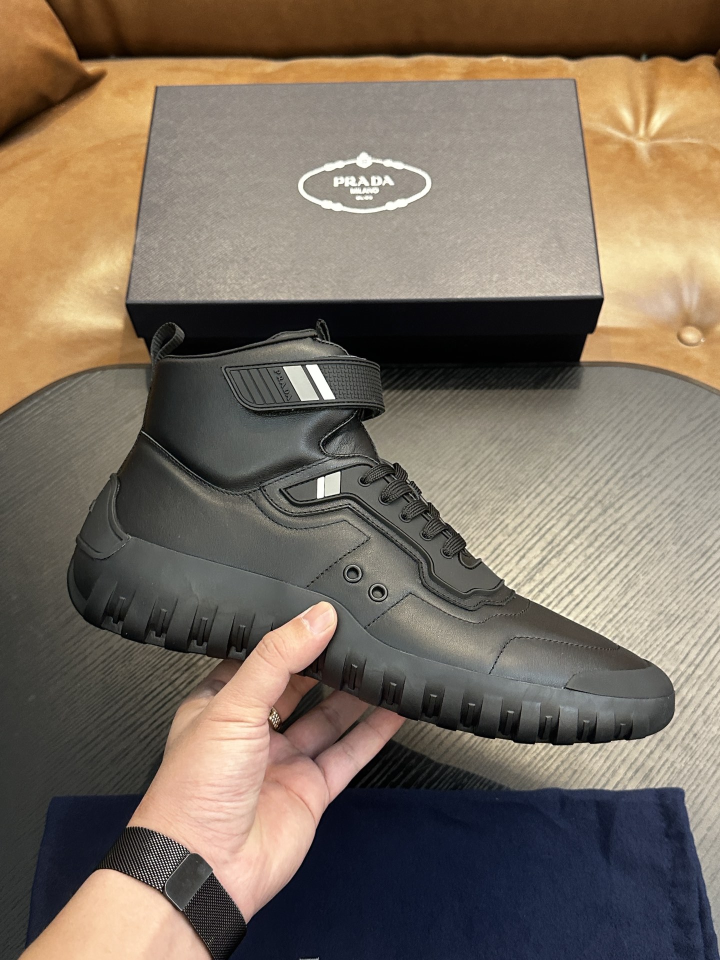 NO:620696,Prad*Prada (Maoli orders available) new men's nylon fabric sneakers  This casual sports shoe combines elegant and innovative design. It is made of nylon stretch fabric and has a slip-on design. The upper strap is equipped with an adjustable metal buckle, and the letter 'PRADA' is eye-catching on the side of the shoe.  H leather shoe size: 39/40/41/42/43/44/45, prada, prada, sneakers, cowhide19860909Prad*普拉达（可做毛里订单）新款男士尼龙织物运动鞋 这款休闲运动鞋,融合优雅而创新的设计,用尼龙弹力织物面料打造,套脚设计,鞋面饰带配有可调节金属搭扣,饰以'PRADA'字母在鞋侧引人注目,鞋口收边细节,后跟饰有织带鞋提拉袢,搭配轮胎纹橡胶大底,前后包裹细节,保护双脚,款式简约百搭,徽标牛皮垫脚加持,使整体廓形充满独特的混搭魅力.配全套原包装！ H皮鞋码数:39/40/41/42/43/44/45,,prada,prada,sneakers,cowhide,Men's shoes