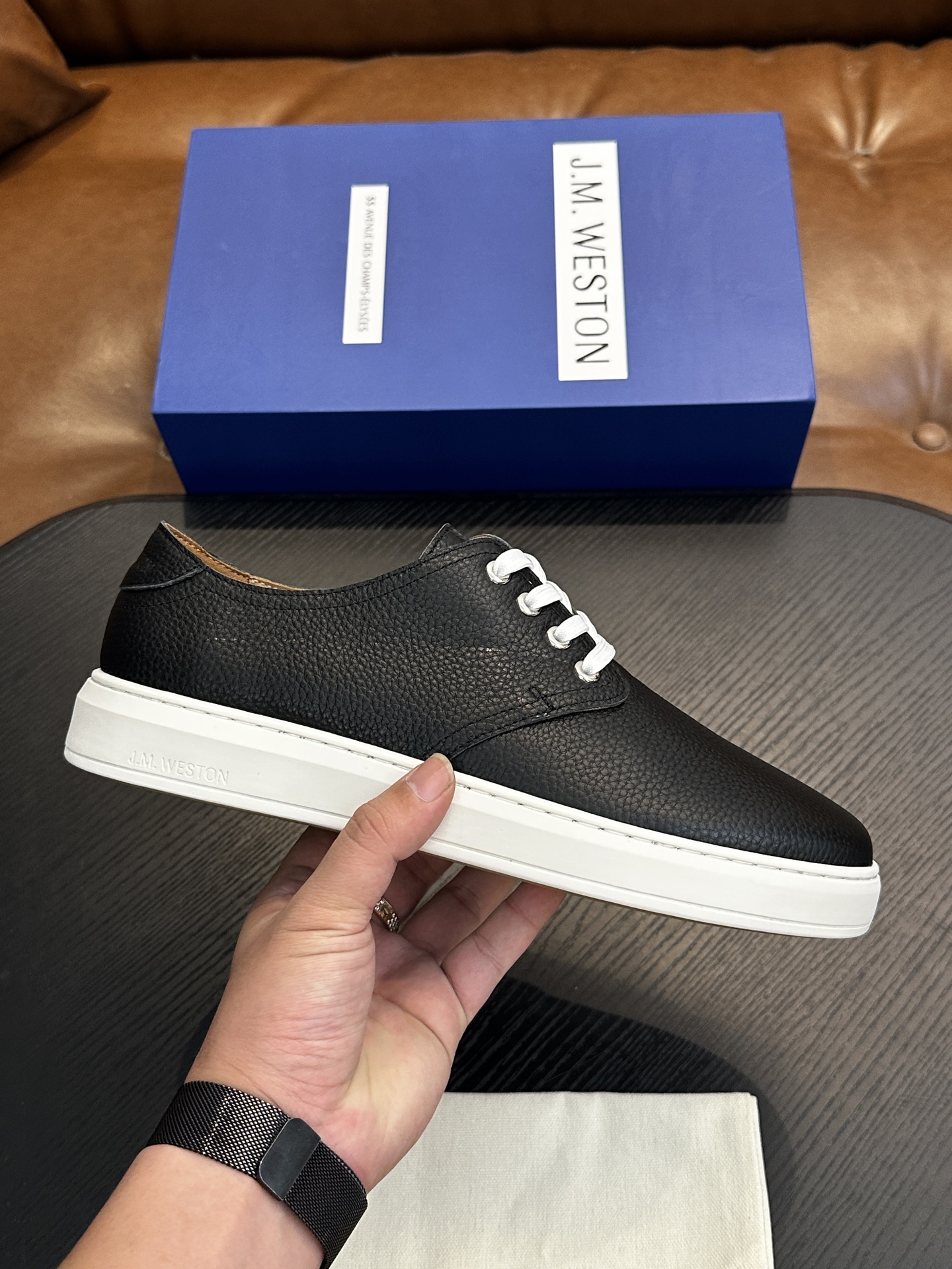 NO:665202,J.M. Weston's classic sneakers, men's lace-up casual sneakers, are launching a new model. About J.M. Weston, Limoges, founded in France in 1891, is a model for the production of luxury gentleman's leather shoes. With Goodyear Stitching as the golden rule of shoemaking technology, J.M. Weston perfectly arranges excellent traditional skills with it, reflecting the brand's consistent insistence on high quality. Its classic styles are timeless and inspire the current designer Michel  Inspired by Perry, we create elegant New Classics, Casual Chic and Casual Sport series. The most original spirit creates a unique style just for you. This selection of imported Italian soft calfskin + suede has a conspicuous 'W' accessory on the outer waist that is unobtrusive. The lining and insole are also cowhide. EVA midsole and non-slip and wear-resistant RB outsole make the shoes fashionable and comfortable on your feet. You deserve it.  Leather shoe size: 39/40/41/42/43/44 Original box packaging + dust bag C4853056,,sneakers,cowhide19860909J.M.WESTON经典款运动鞋鞋,男士系带休闲鞋运动鞋,隆重推出新秀. 关于J.M. Weston,1891年创立于法国的Limoges,堪称是奢华绅士皮鞋的制作典范. 以Goodyear Stitching为金科玉律的制鞋工艺,J.M. Weston将卓越的传统技巧与之完美编排,折射出品牌对高品质的一贯坚持.其经典款式历久弥新,启发着现任设计师Michel Perry的灵感,创造出雅致的New Classics、Casual Chic及Casual Sport等系列.最为原创的精神,打造出专属于您的独特款式. 这款精选进口意大利柔软小牛皮+搭配反绒 外腰显眼的“W”配饰个性不张扬,牛皮内里,鞋垫也是牛皮 EVA中底和防滑耐磨的RB大底 让鞋子穿在脚上时尚又舒适,您值得拥有. 皮鞋码数:39/40/41/42/43/44 原盒包装+防尘袋 C4853056,,sneakers,cowhide,Men's shoes