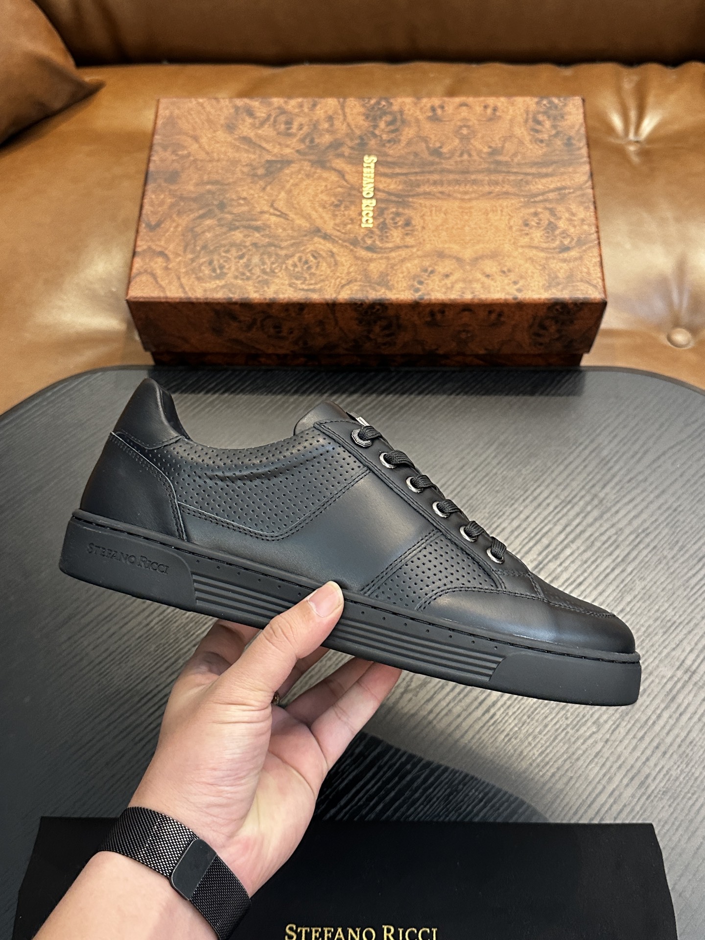 NO:665210,Stefano Ricci Stefano Ricci is a high-end luxury brand, men's casual sports shoes, original cowhide, high-end and delicate texture, full calfskin fabric inside, soft against the skin, simple but not simple, full of retro feel, you will like it more and more!  39-44,,sneakers,cowhide19860909Stefano Ricci 史蒂芬高端奢侈品牌,男士休闲运动鞋,原版牛皮,质感高端细腻,内里全小牛皮面料,贴肤柔软,简约不简单,复古感十足,越穿越喜欢！39-44,,sneakers,cowhide,Men's shoes