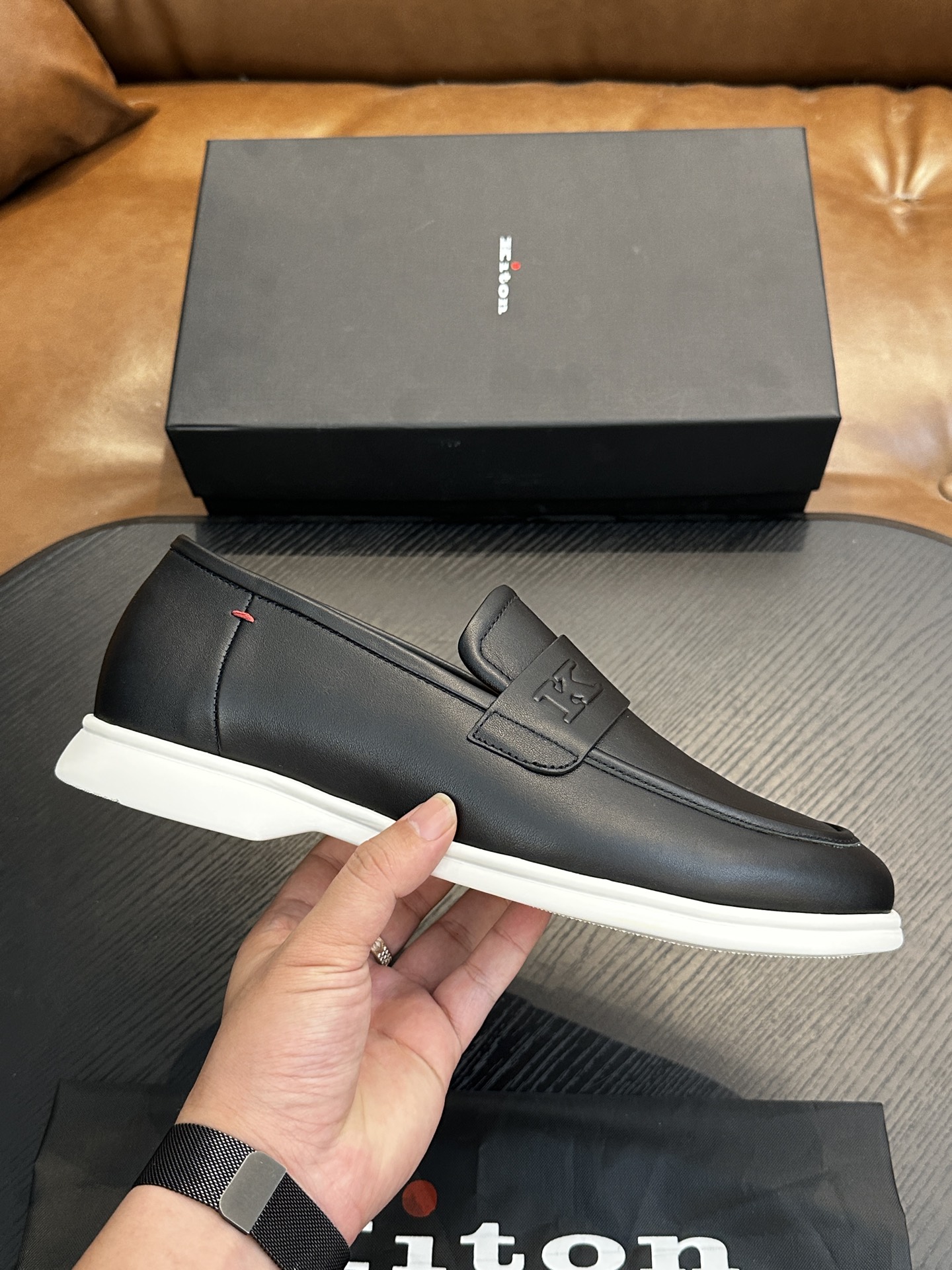 NO:665196,Kiton high-end luxury product, men's calfskin fabric sports shoes, the upper is made of calfskin, made with one-piece molding process, comfortable and breathable, the tongue has Kiton micro-marking, and the original outsole is 1:1, providing a comfortable foot feel!  Size39-44 (38 45 46 47 customized),,sneakers,cowhide19860909Kiton高端奢品,男士小牛皮面料运动鞋,鞋面由小牛皮制成,一体成型工艺制作,舒适透气,鞋舌Kiton微标,原版大底1:1,提供舒适脚感！ Size39-44（38 45 46 47定做）,,sneakers,cowhide,Men's shoes